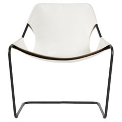 Chaise Paulistano en cuir blanc et acier noir par Objekto