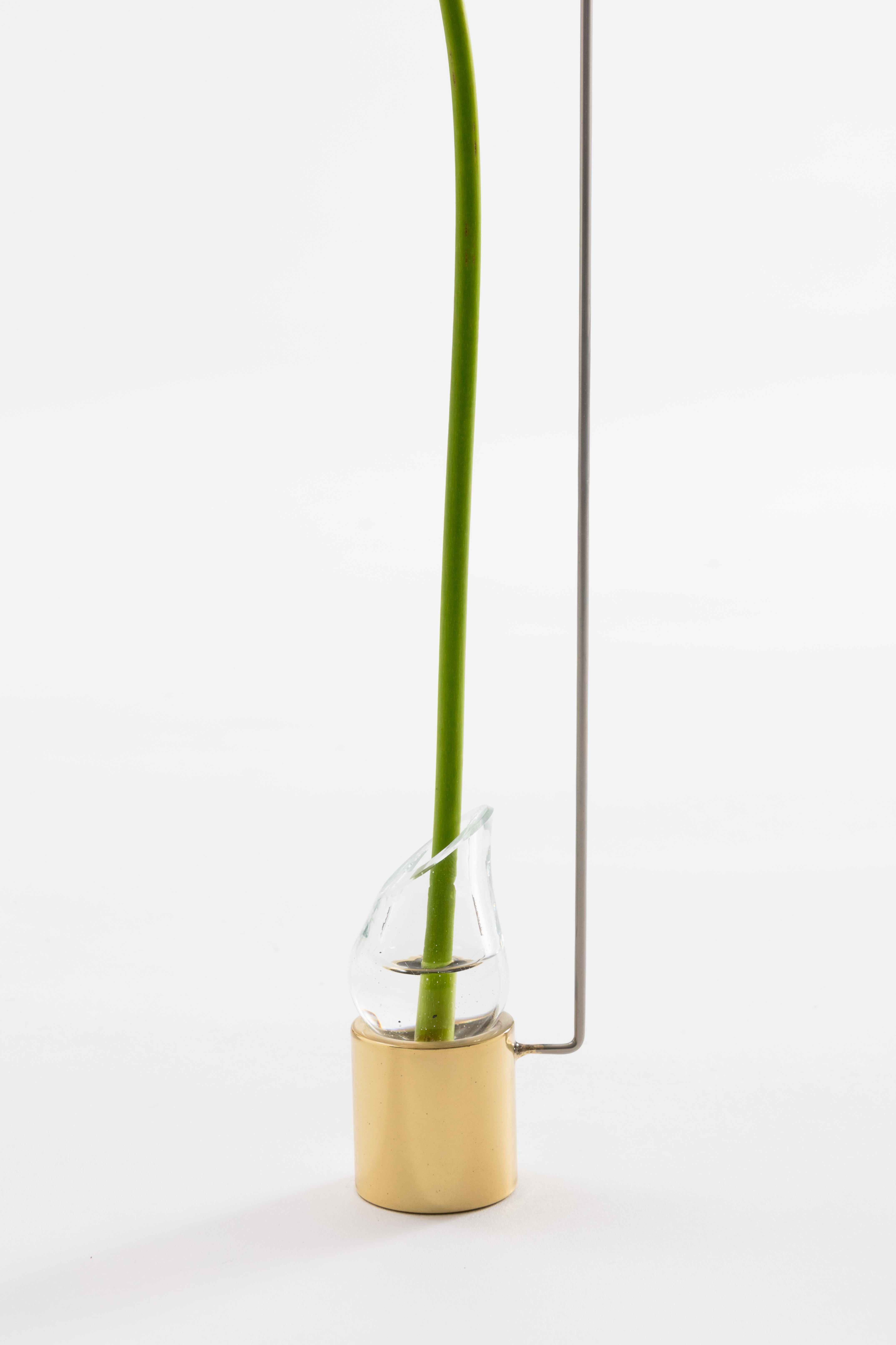 Style international Petit vase solitaire contemporain minimaliste en laiton et verre en vente