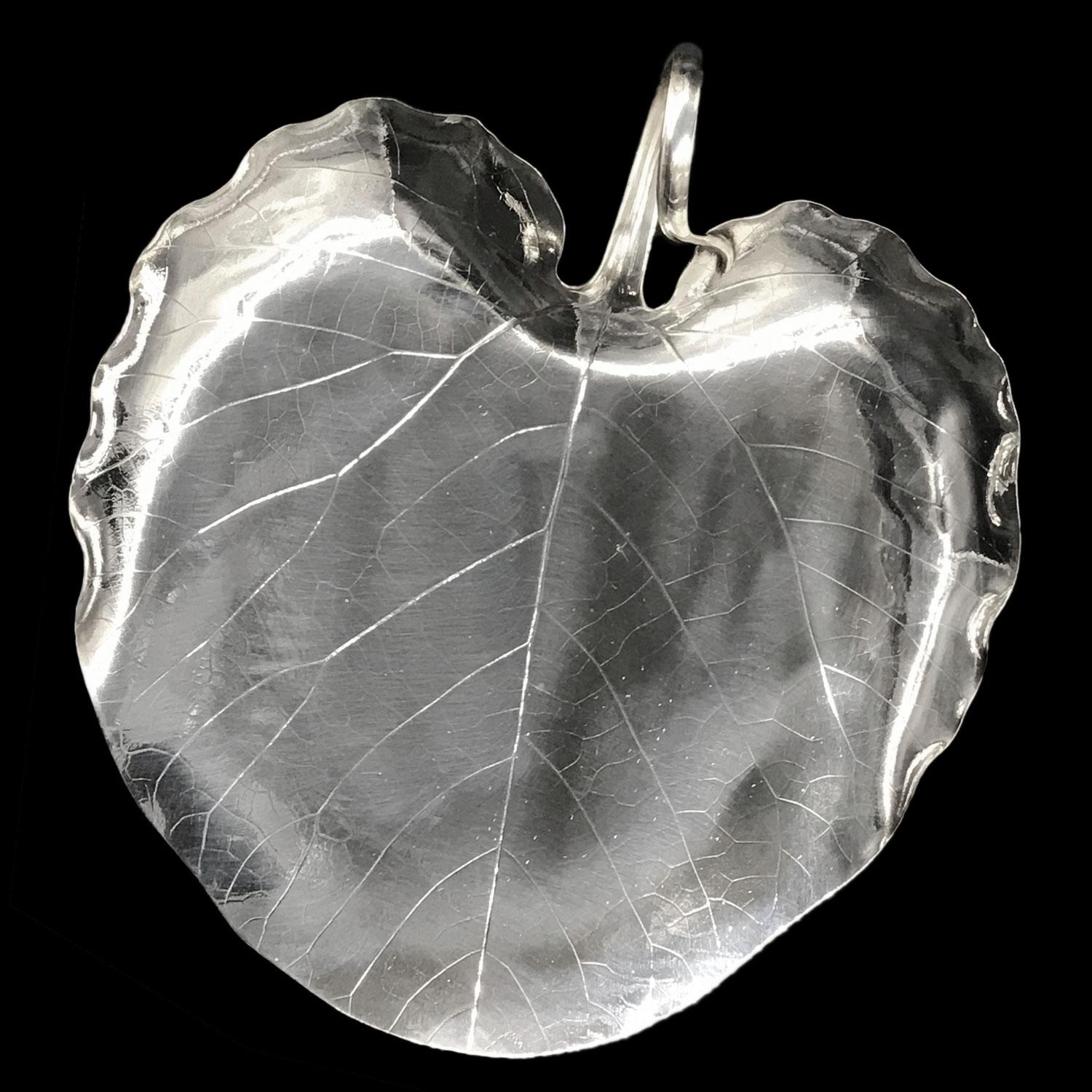 Platter in the shape of a paulownia leaf realized with the 