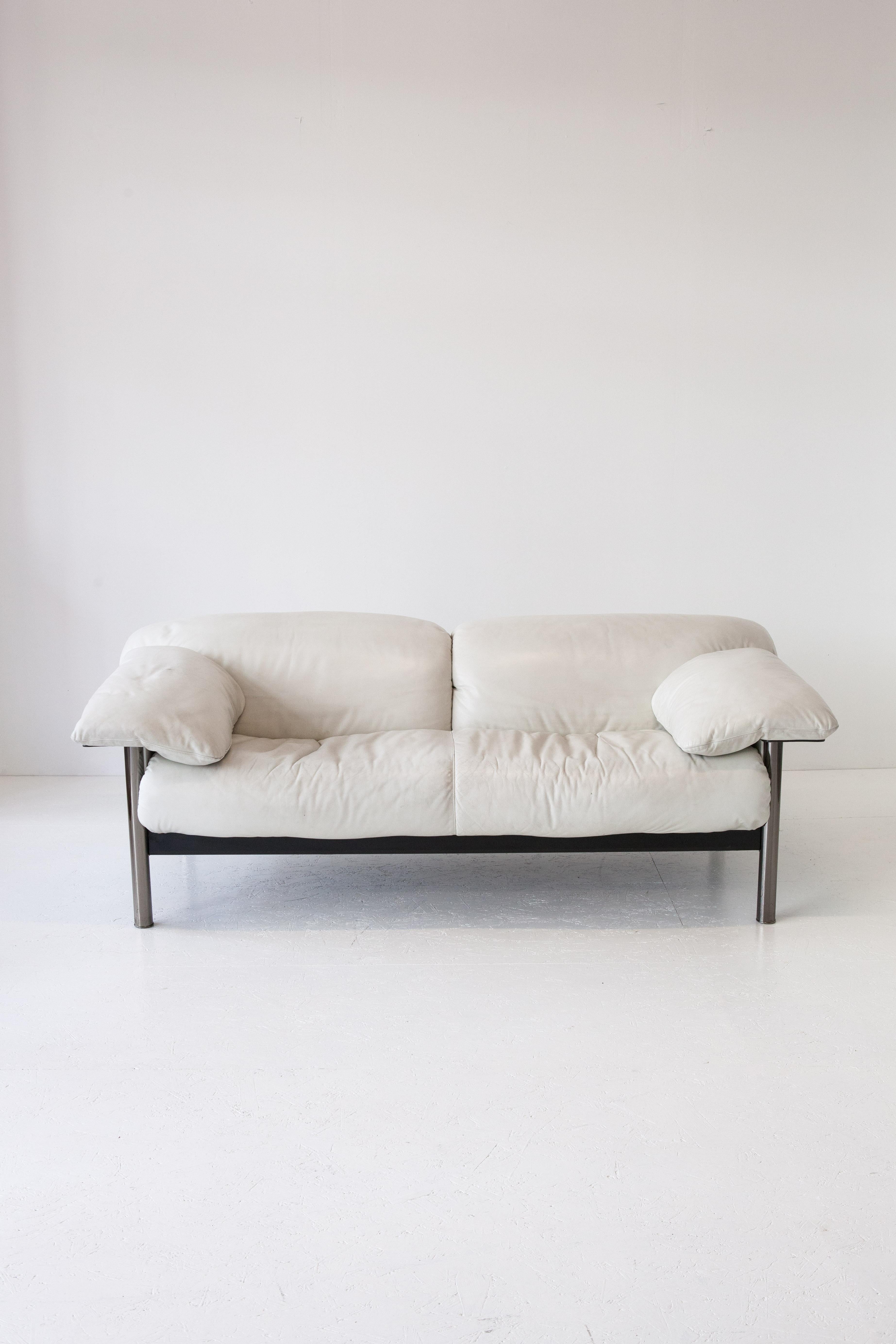 The Pausa sofa was designed in 1986 by Pierluigi Cerri for Poltrona Frau. In its white leather guise, this sofa appears as an early morning misty cloud floating above the earth. 

Originally both back rests could be adjusted upright, but the system