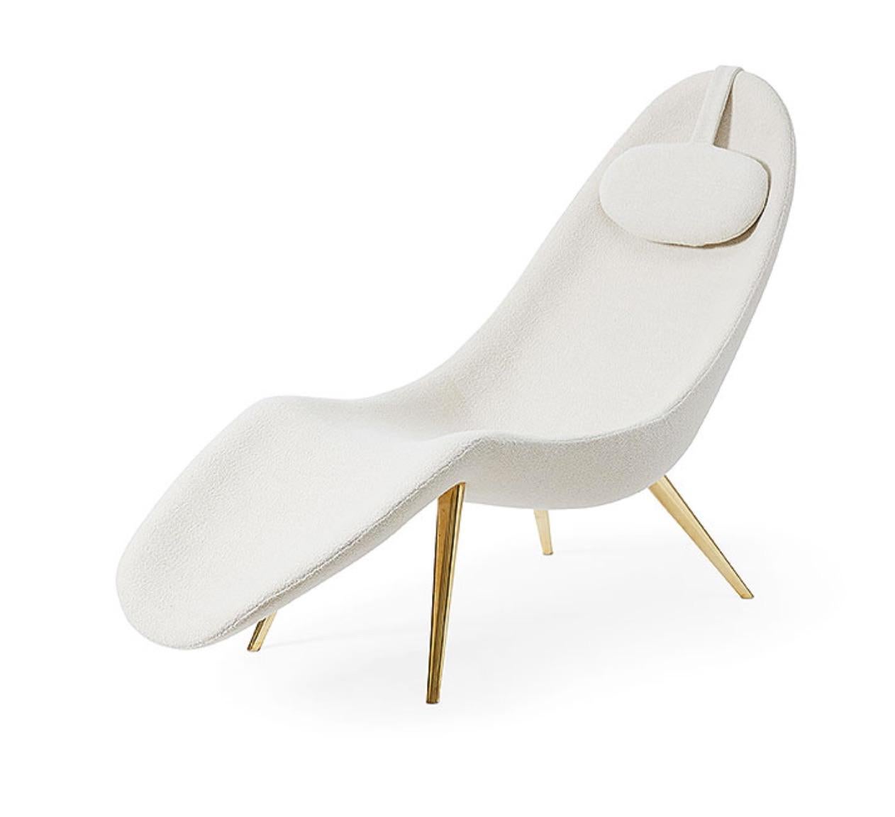 Konekt Pause Chaise Longue with Brass Legs and Wool Boucle For Sale 2