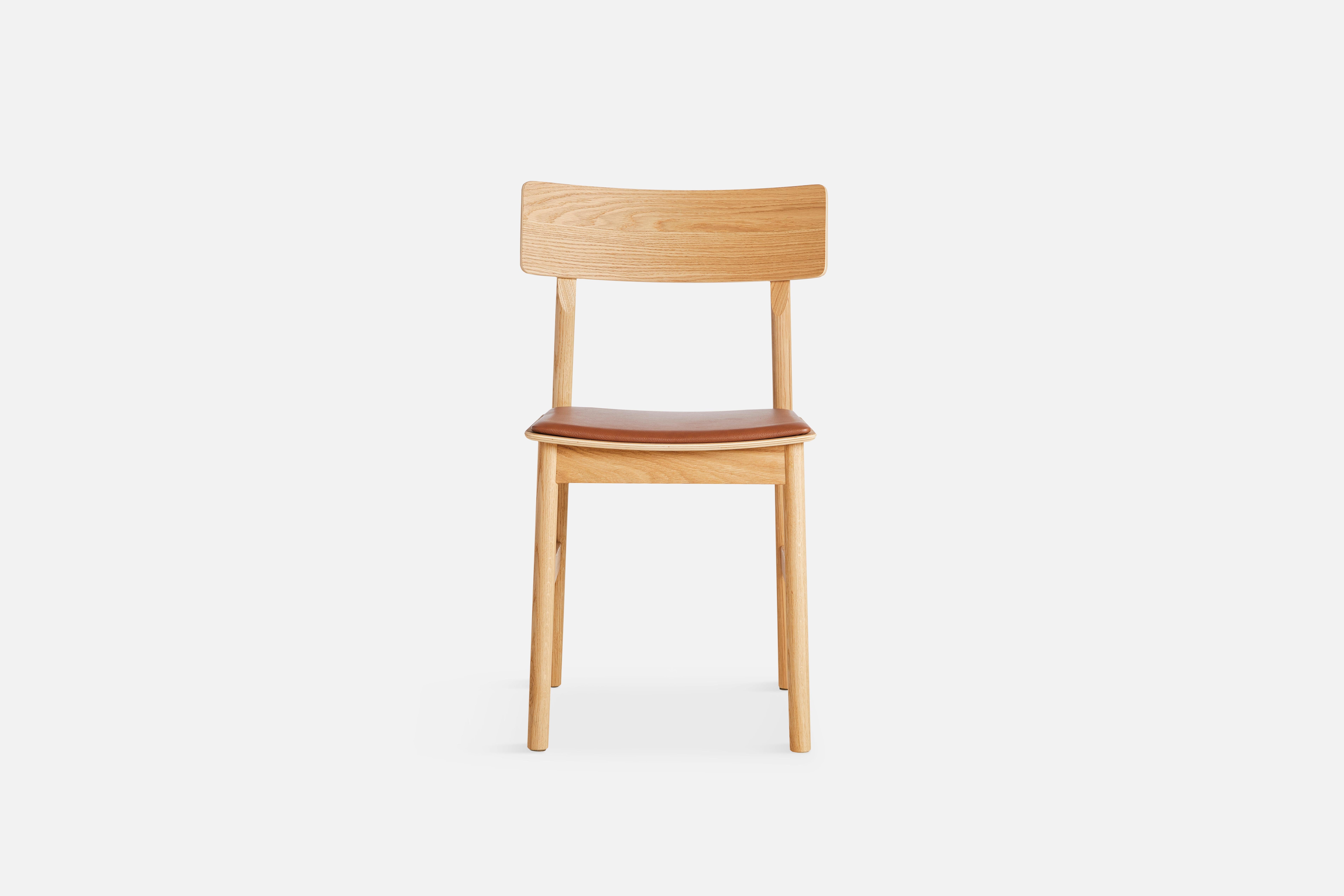Postmoderne Chaise de salle à manger Pause 2,0 en chêne huilé avec assise en cuir de Kasper Nyman en vente
