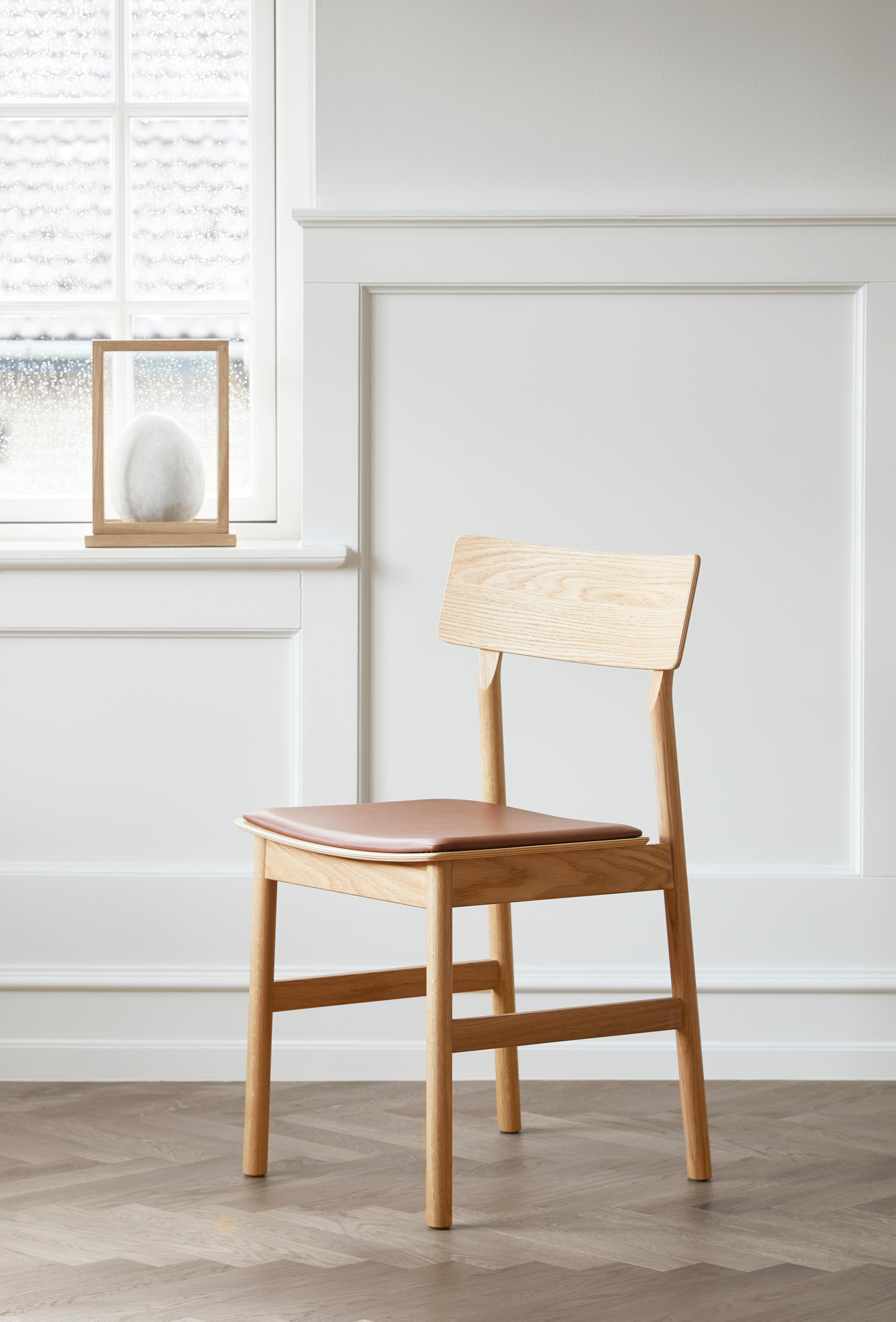 XXIe siècle et contemporain Chaise de salle à manger Pause 2,0 en chêne huilé avec assise en cuir de Kasper Nyman en vente