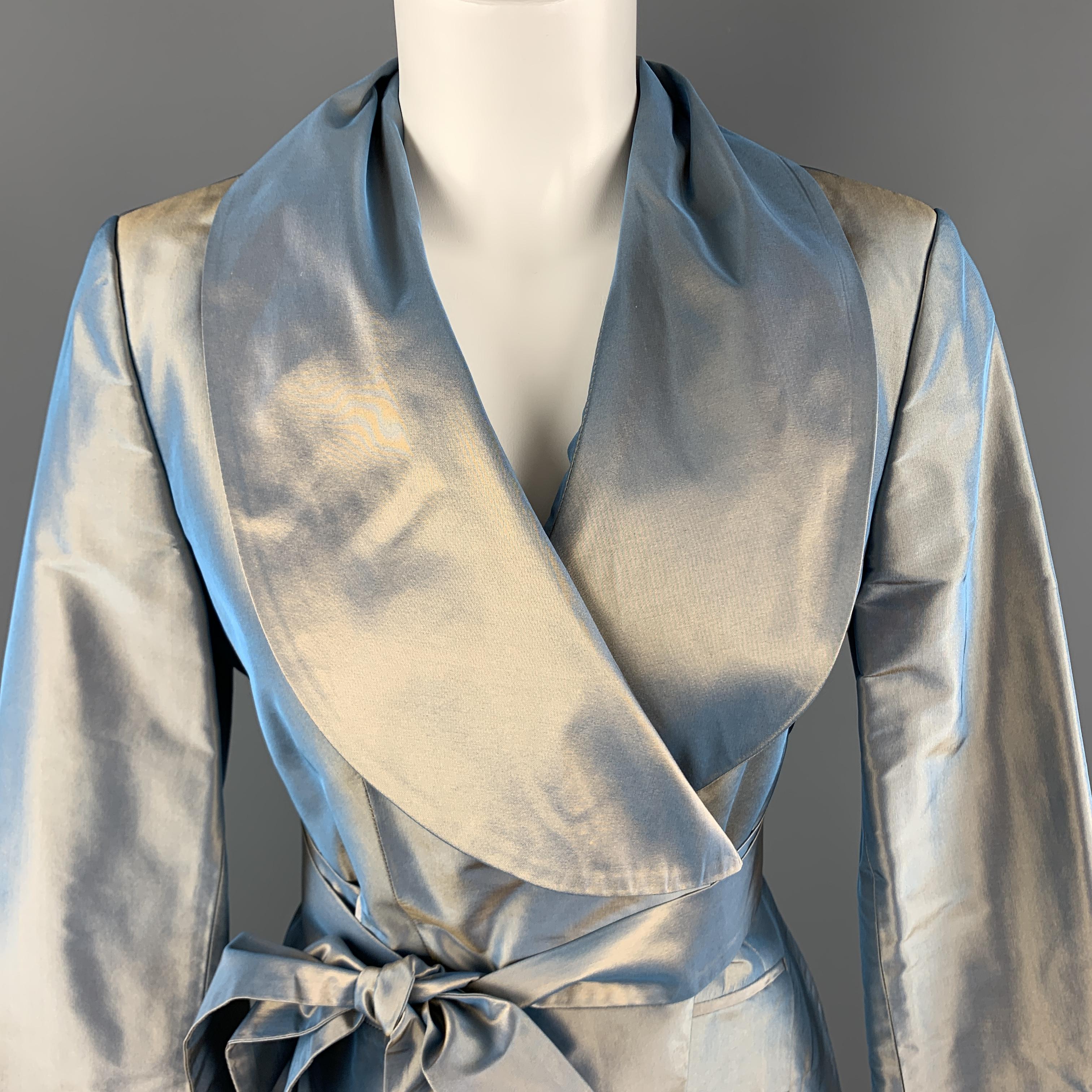 PAUW jacket comes in a gorgeous blue silk taffeta with a beige iridescent sheen and features a shawl collar, darted hem, and wrap tie belt closure. Made in Belgium.

Excellent Pre-Owned Condition.
Marked: JP 2
Original Retail Price: