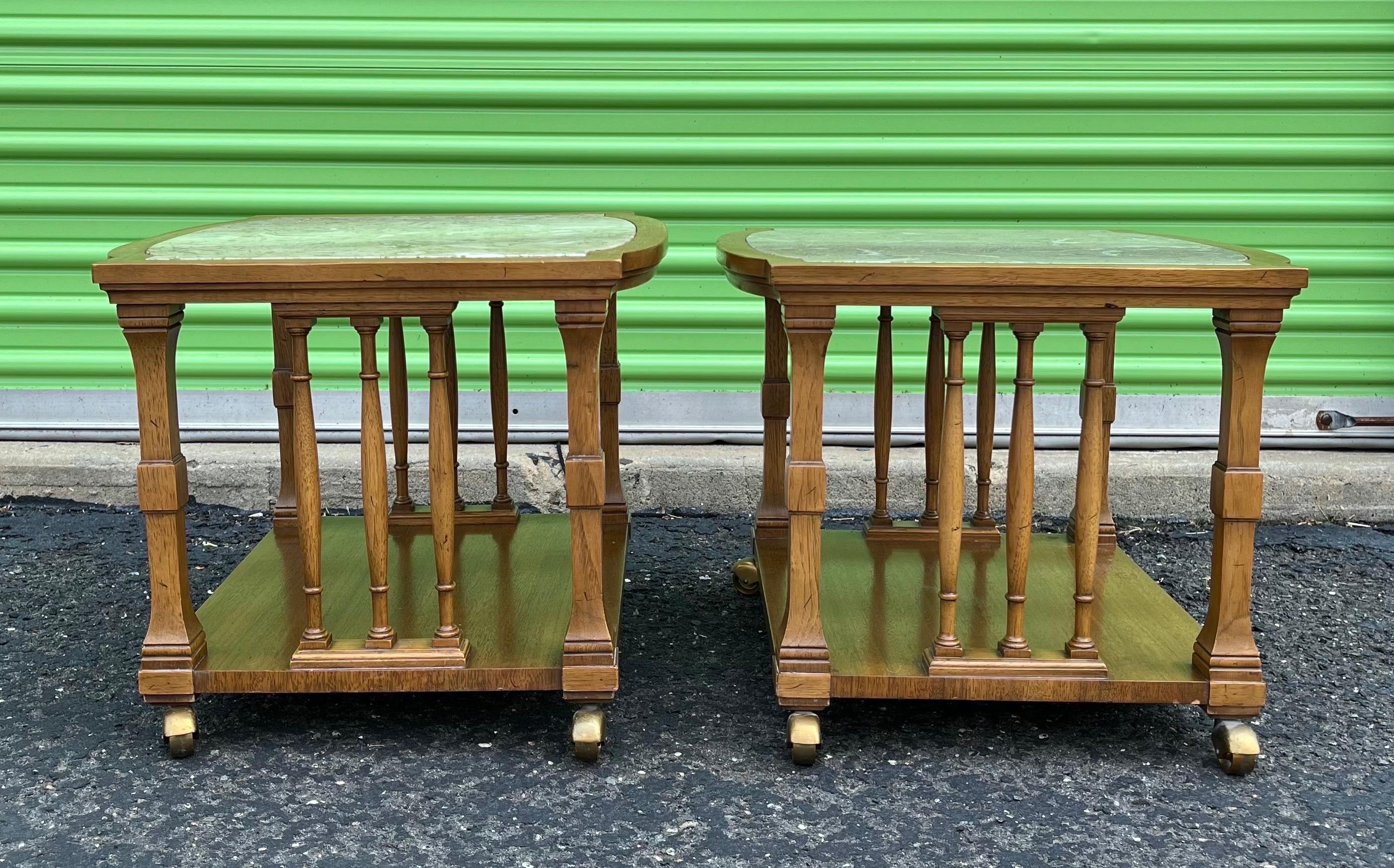 Marbre Pavane Tomlinson tables d'extrémité néoclassiques à plateau en marbre  en vente