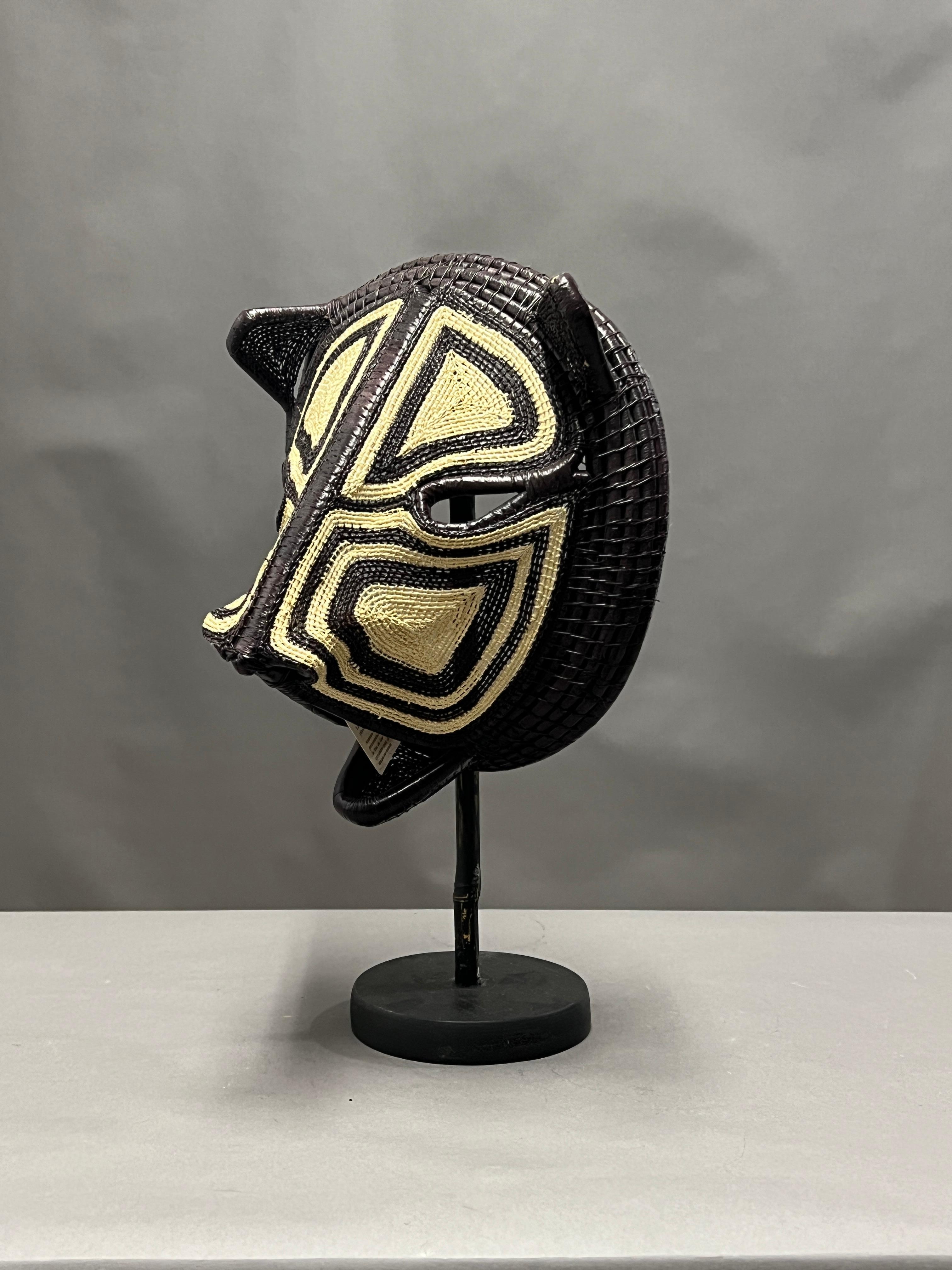 Diese Maske ist ein außergewöhnliches Kunst- und Dekorationsobjekt, das aus dem schamanischen Glauben und den Ritualen der mittelamerikanischen Stämme stammt.
Die indigenen Völker teilen die Welt in zwei Teile, eine sichtbare und eine unsichtbare