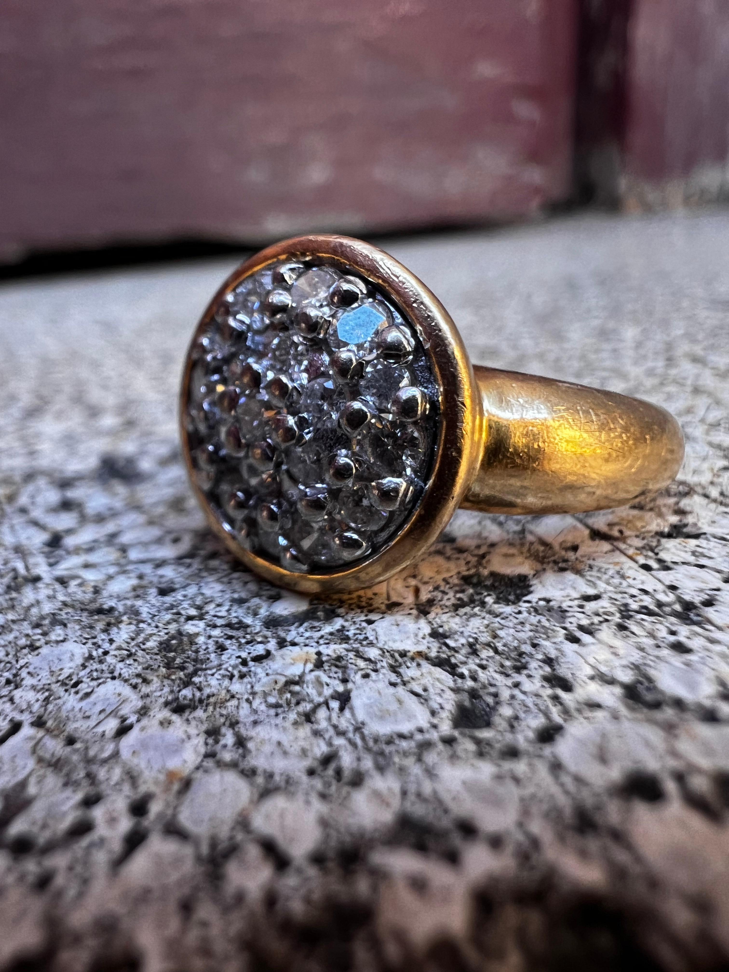 Anello francese d'epoca in oro bicolore con pavé di diamanti

Intramontabile e raffinato, questo anello vintage francese è sapientemente realizzato in oro giallo e bianco 18 carati, creando un sofisticato design bicolore. L'elegante e sobrio