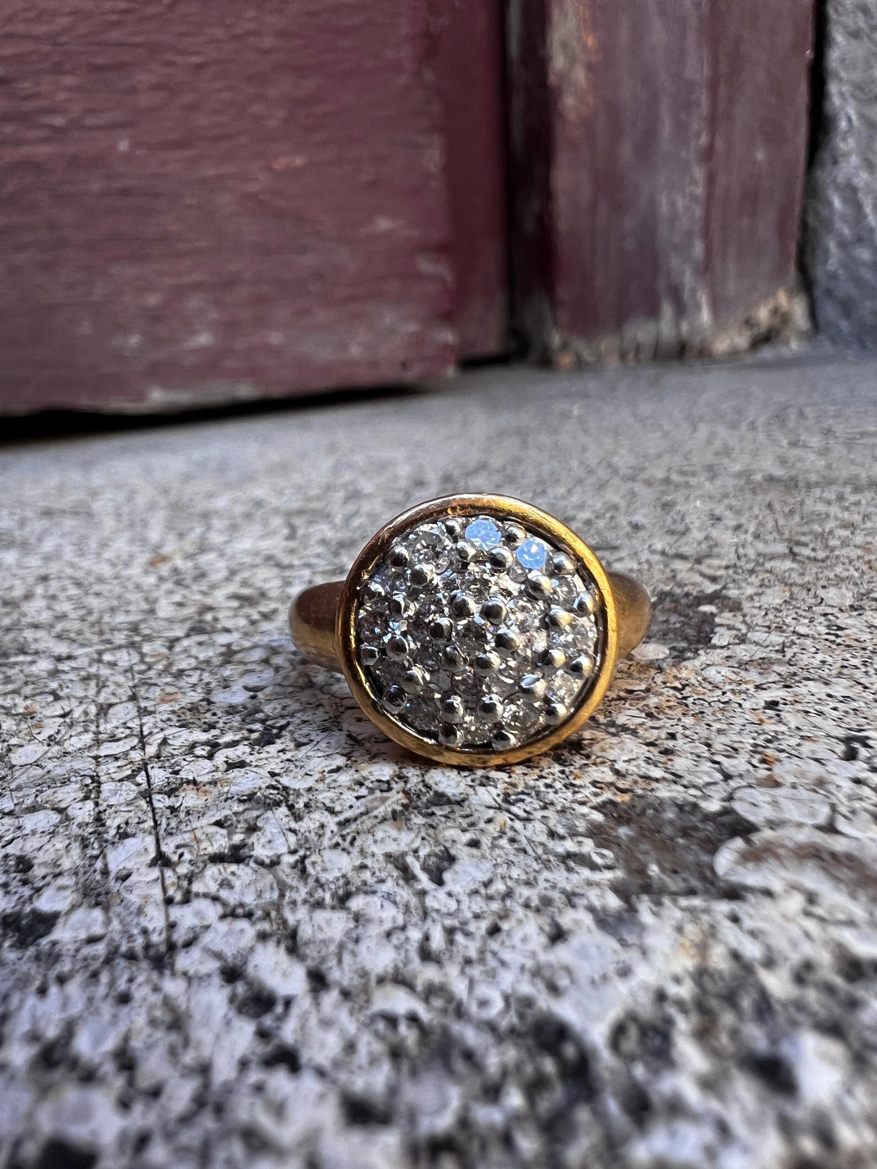 Anello con pavé di diamanti da 0,28 carati in oro giallo 18k Francia Vintage In condizioni buone in vendita a Mārupe, LV