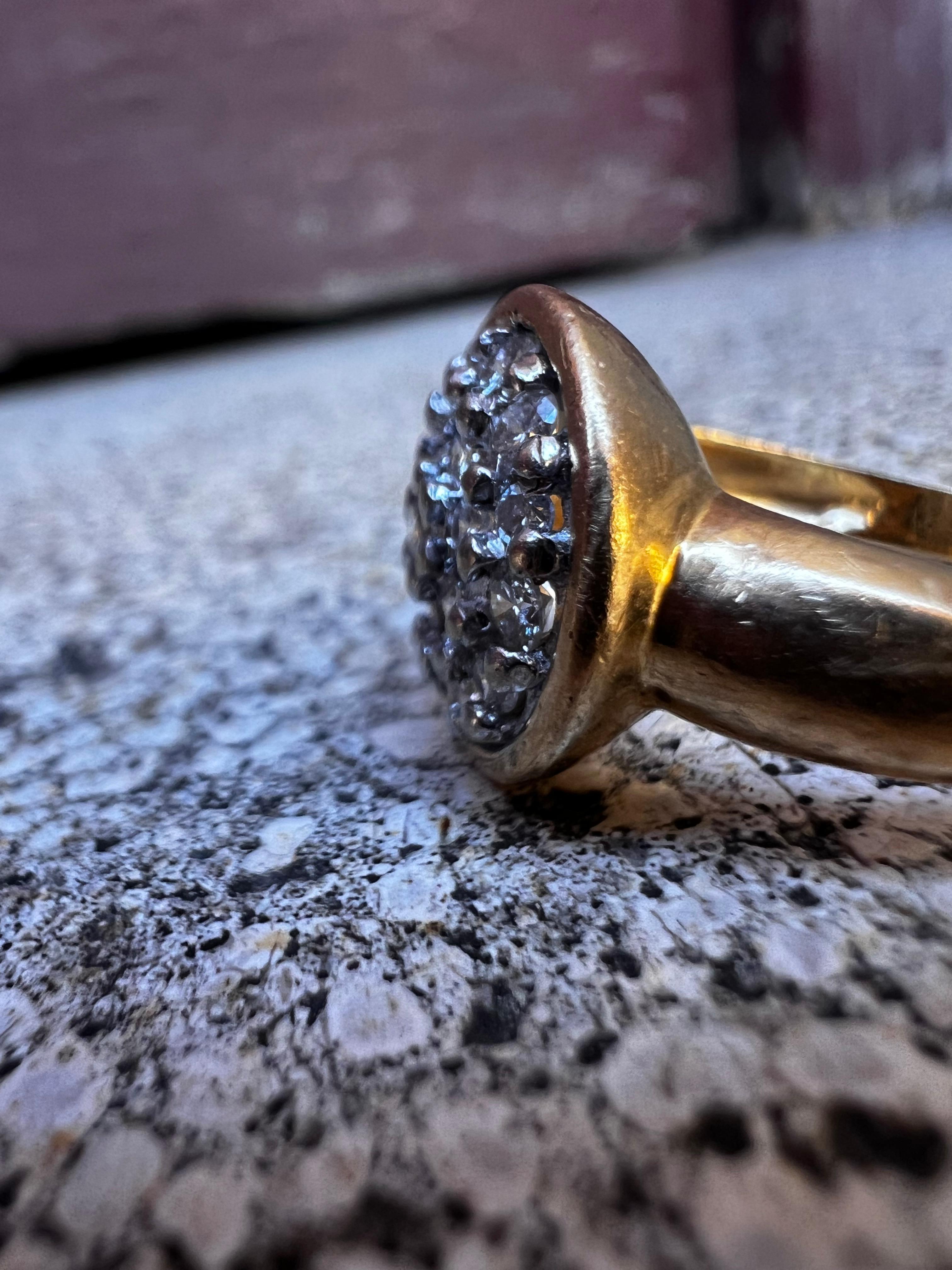 Anello con pavé di diamanti da 0,28 carati in oro giallo 18k Francia Vintage in vendita 1