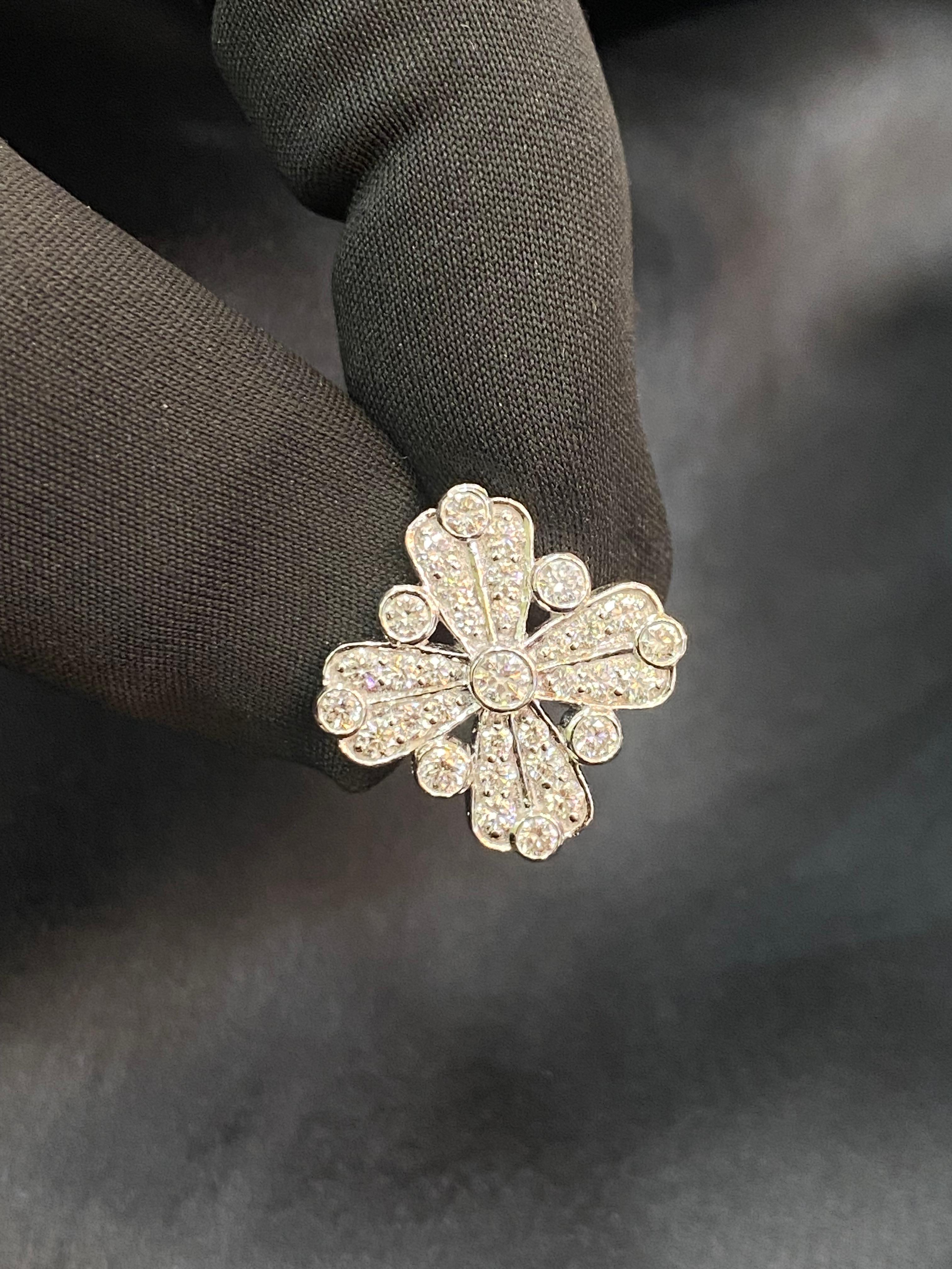 Célébrez la beauté des femmes ! Rehaussez son charme avec ce pendentif en diamant F/VS1 de 1,22 carat en or blanc 18 carats, et laissez-la rayonner d'un sentiment de plénitude !

Spécifications :

Poids du diamant : 1,22 carats
Forme du diamant :