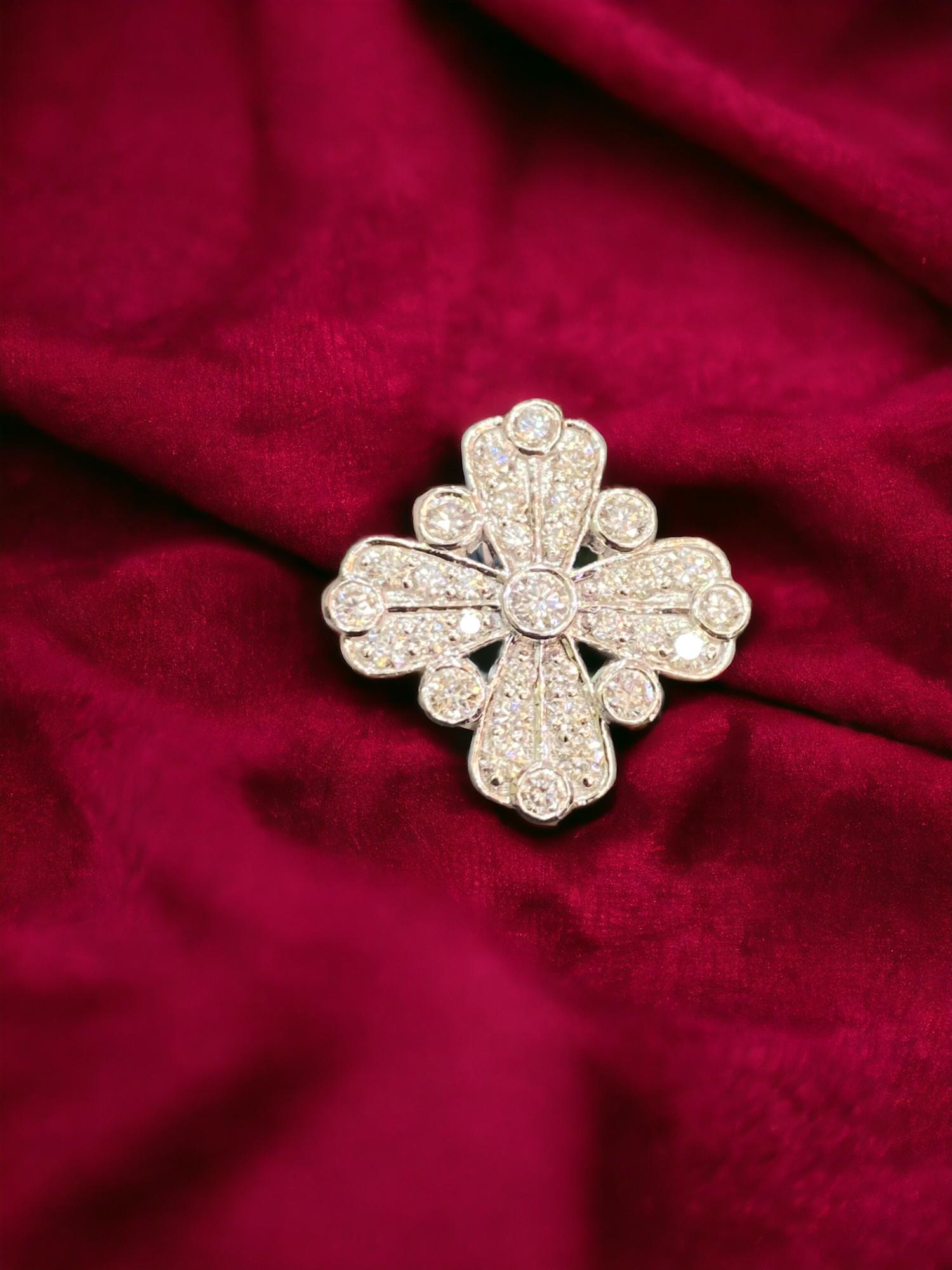 Taille ronde Pave 1.22 Carats F/VS1 Round Brilliant Cut Diamonds Cross Pendentif 18K White Gold en vente