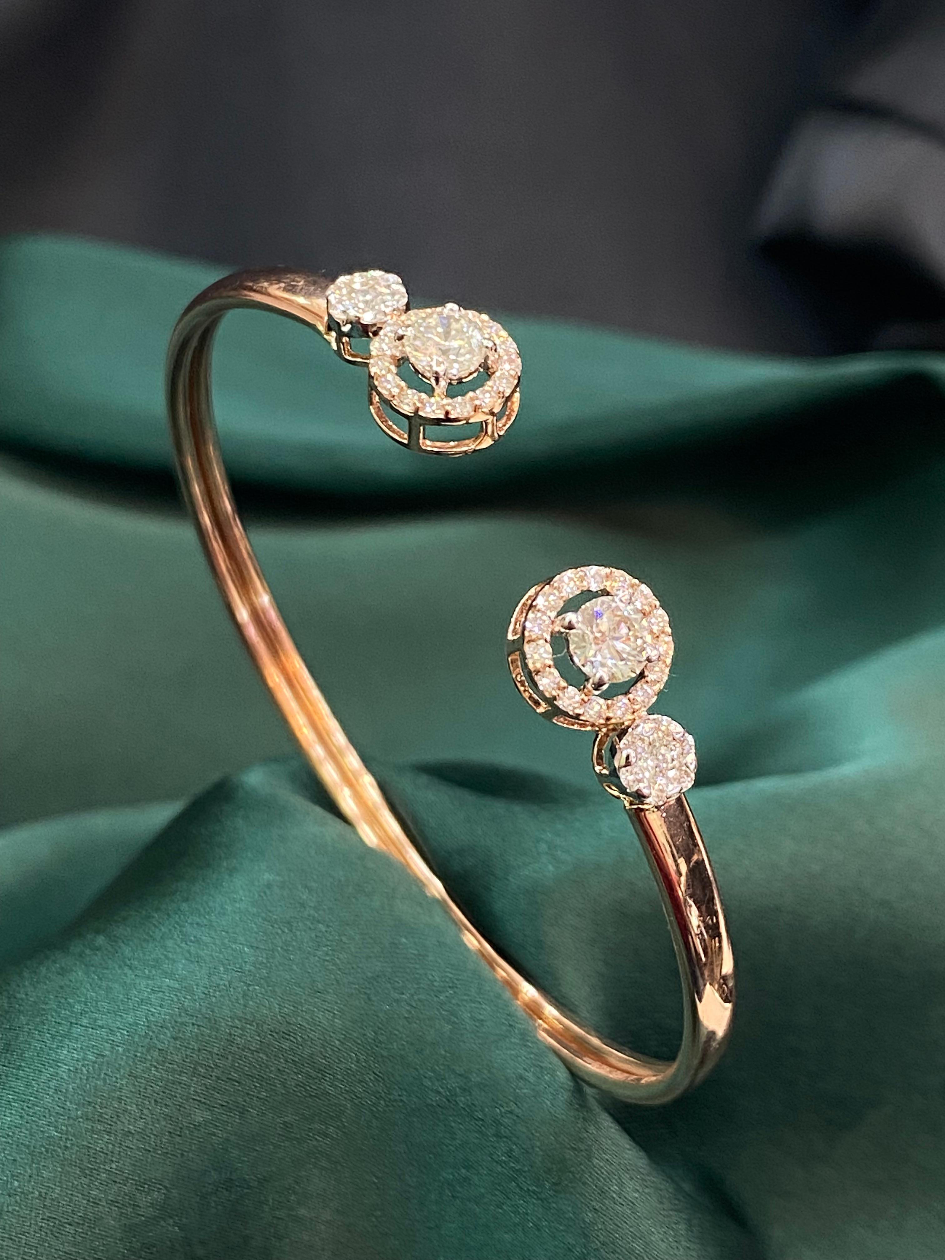 Élevez votre jeu de poignet avec une élégance intemporelle ! Ce superbe bracelet manchette présente un éventail éblouissant de diamants naturels ronds de taille brillant de 1,40 carat, délicatement sertis dans de l'or rose 14K lustré. Une véritable