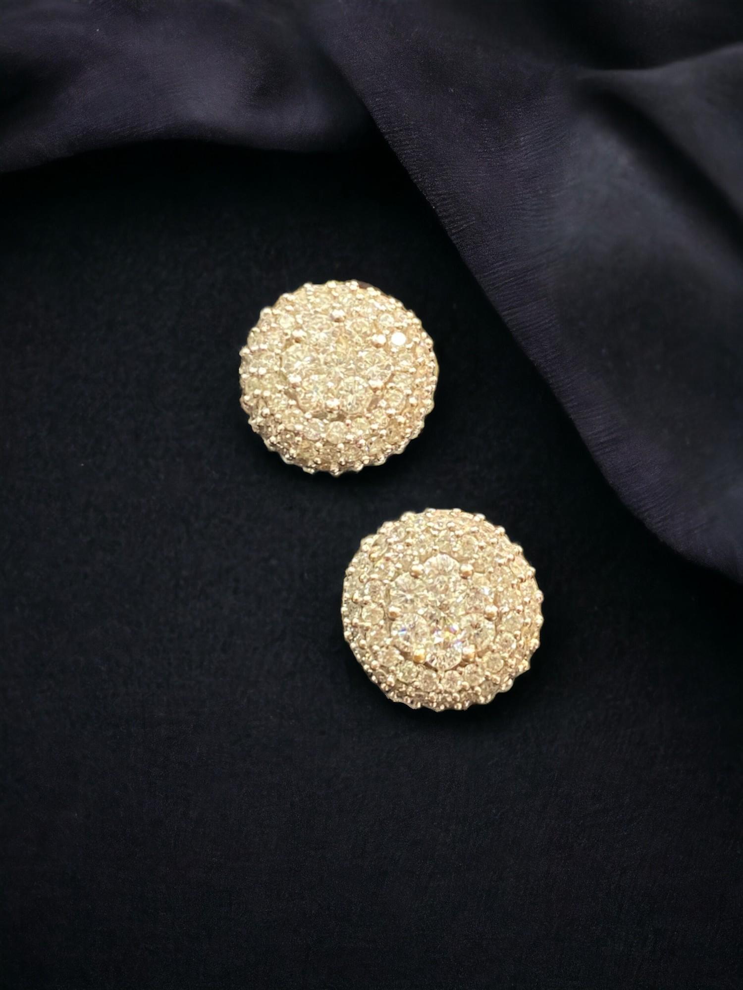 Contemporary Pave 1.65 Cts F/VS1 Round Brilliant Diamonds Screw Stud Earrings 18K Yellow Gold For Sale