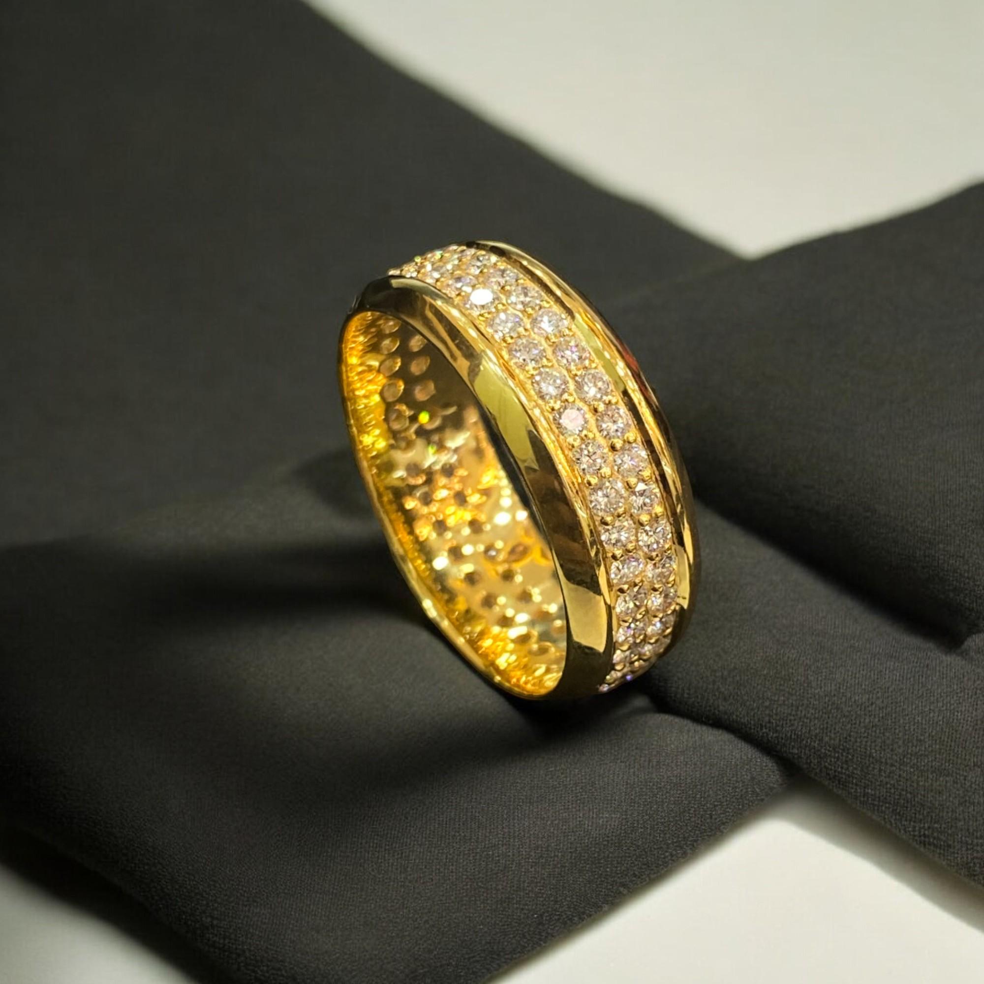 This stunning men's anniversary band ring is a true representation of beauty and elegance. Crafted from 18k yellow gold, the ring features a round brilliant cut diamond with a total carat weight of 2.20 cts, set in a pavé style. The vintage ring is