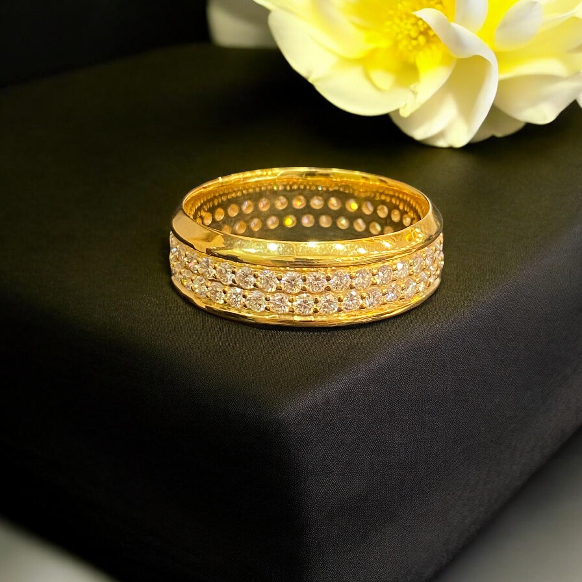Contemporary Pave 2.20 Cts Round Brilliant Cut F/VS1 Diamonds Men's Band Ring 18K Yellow Gold For Sale