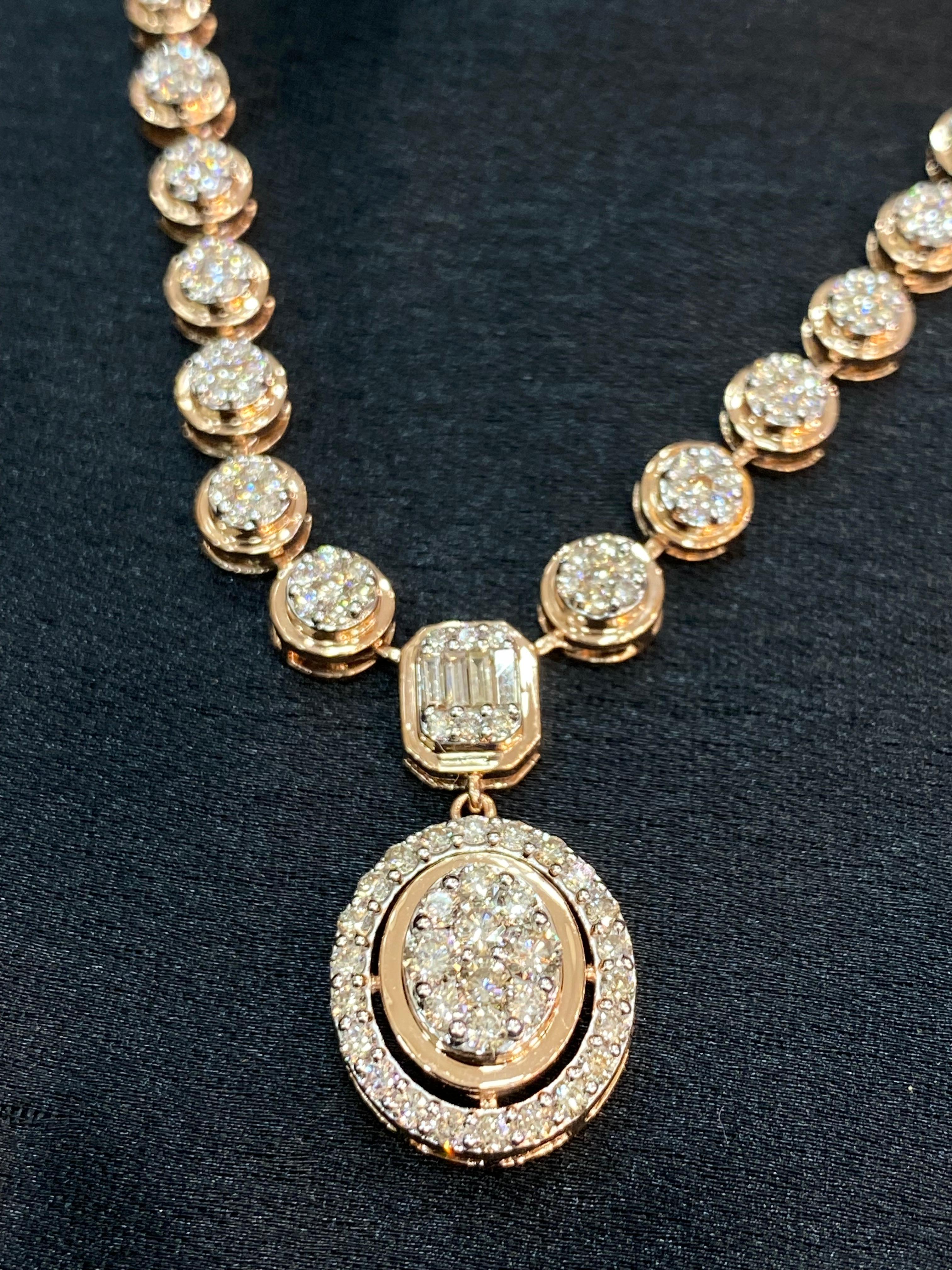 Schmücken Sie sich mit dieser exquisiten Halskette mit 2,40 Karat natürlichen runden Diamanten in Baguetteform, gefasst in authentischem 14-karätigem Roségold. Erhöhen Sie Ihren Stil und stehen Sie bei jeder Veranstaltung im