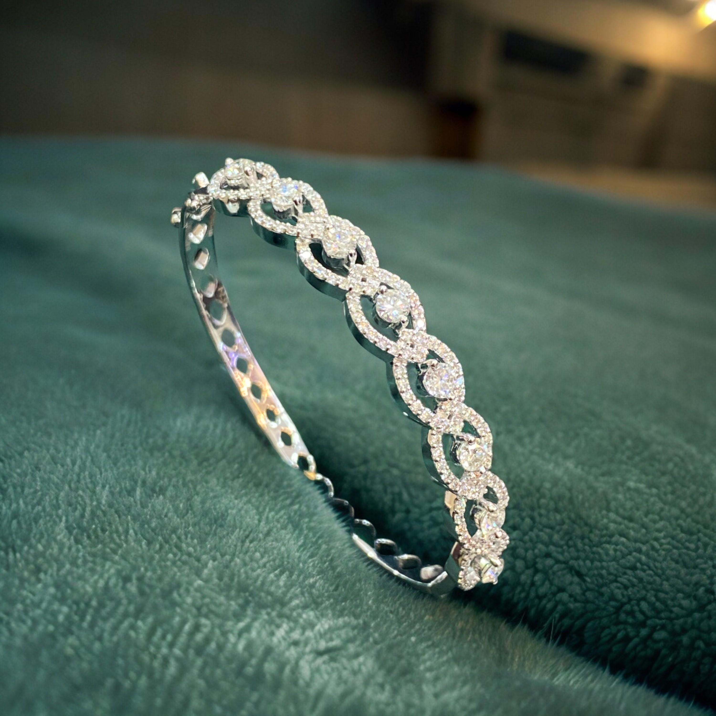 Round Cut Pave 2.70 Cts F/VS1 Round Brilliant Cut Diamonds Hinged Bracelet 14K White Gold For Sale