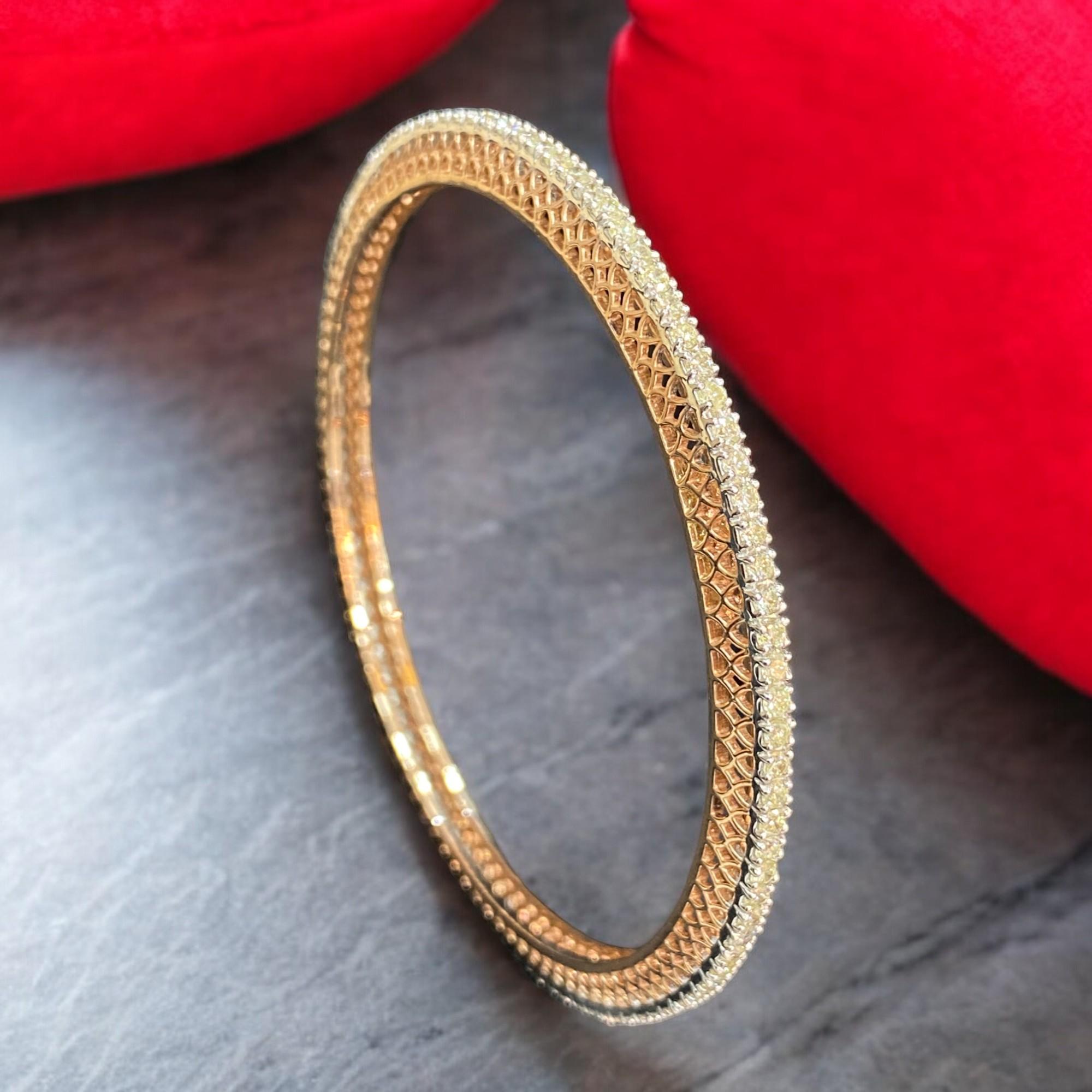 Ce bracelet exquis est vraiment spécial, avec 3,58 carats de diamants ronds naturels sertis dans un design d'éternité en or rose 14K. Il est certain que vous aurez un sourire à un million de dollars et que vous vous sentirez comme un membre de la