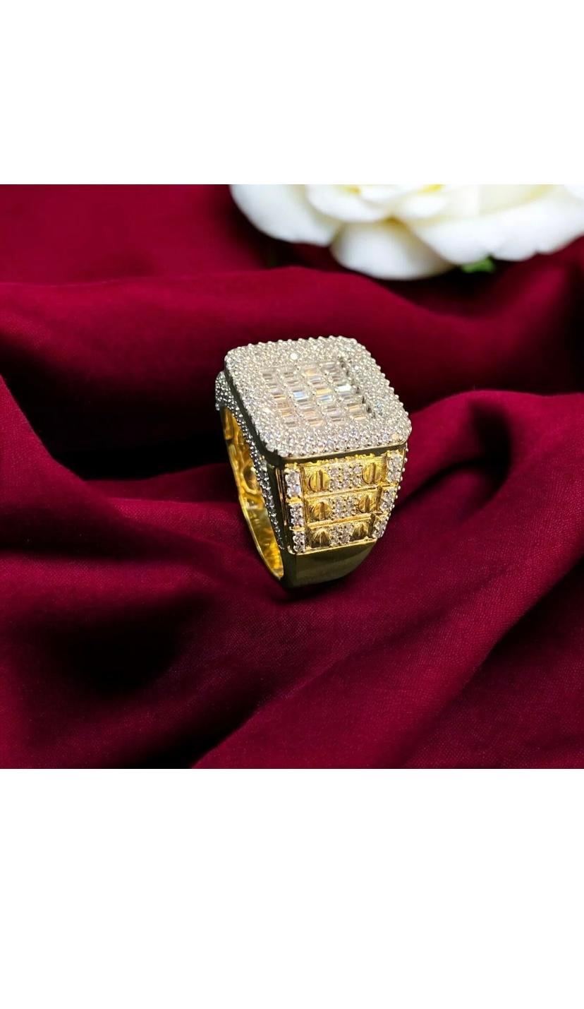 Pavé 3,62 quilates Baguettes Diamantes redondos Anillo de oro para hombre en venta 8