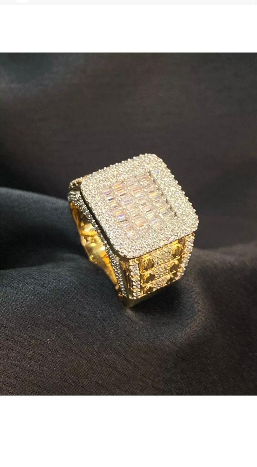 Pavé 3,62 quilates Baguettes Diamantes redondos Anillo de oro para hombre en venta 1