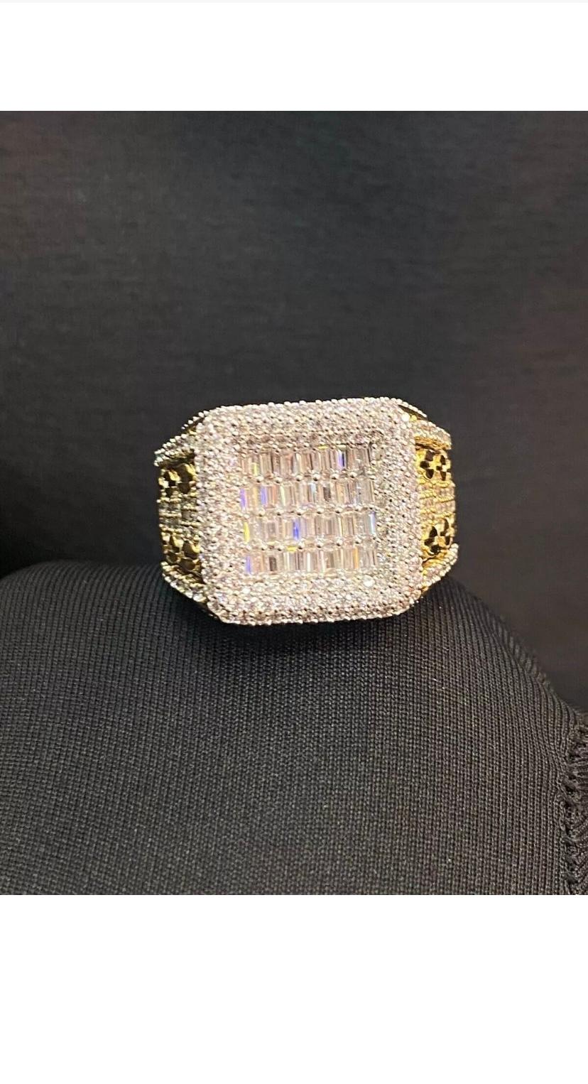 Pavé 3,62 quilates Baguettes Diamantes redondos Anillo de oro para hombre en venta 3