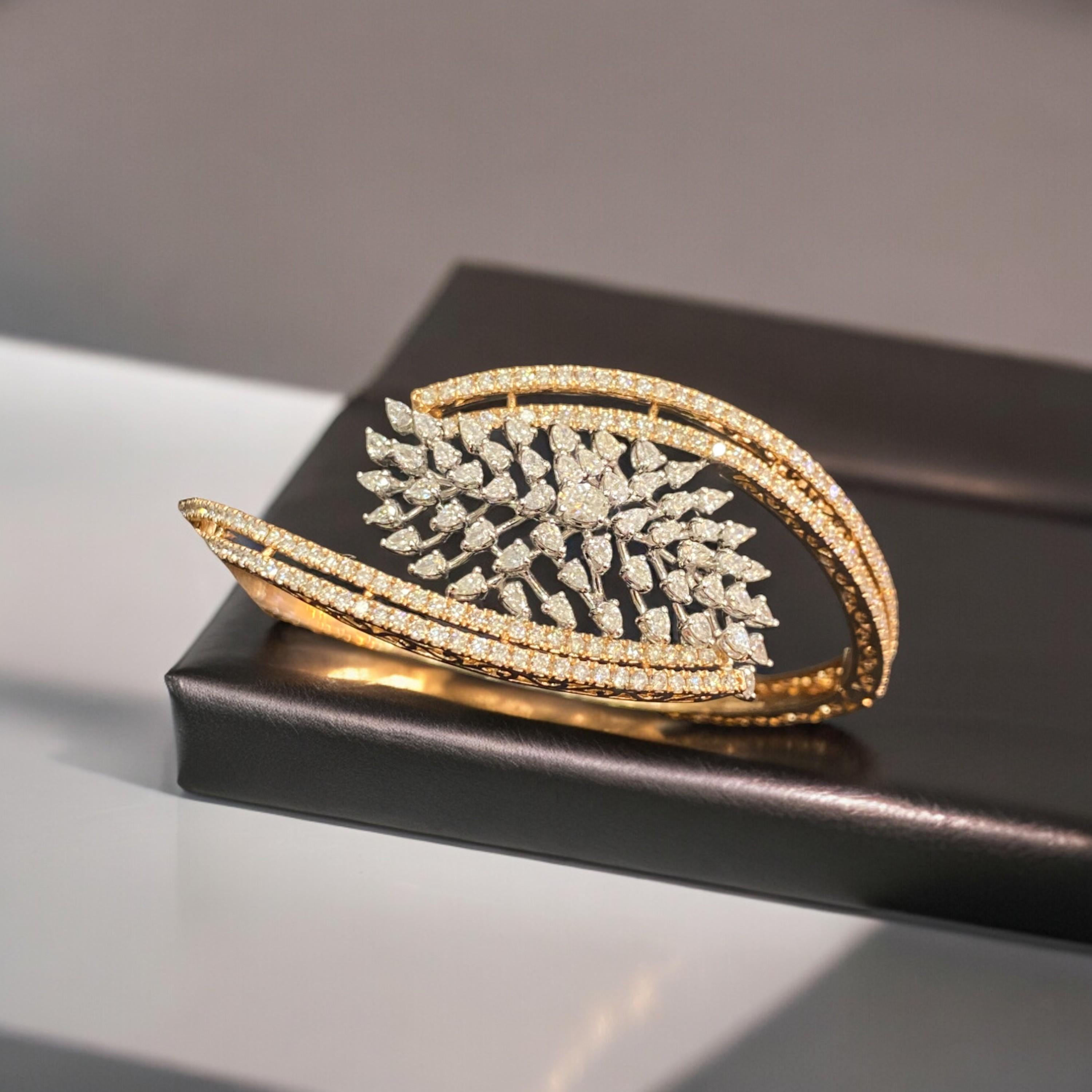 Ce bracelet est vraiment spécial, avec 3,63 carats de diamants ovales, poires et ronds sertis dans de l'or 14K. Il est certain que vous aurez un sourire à un million de dollars et que vous vous sentirez comme un membre de la famille royale