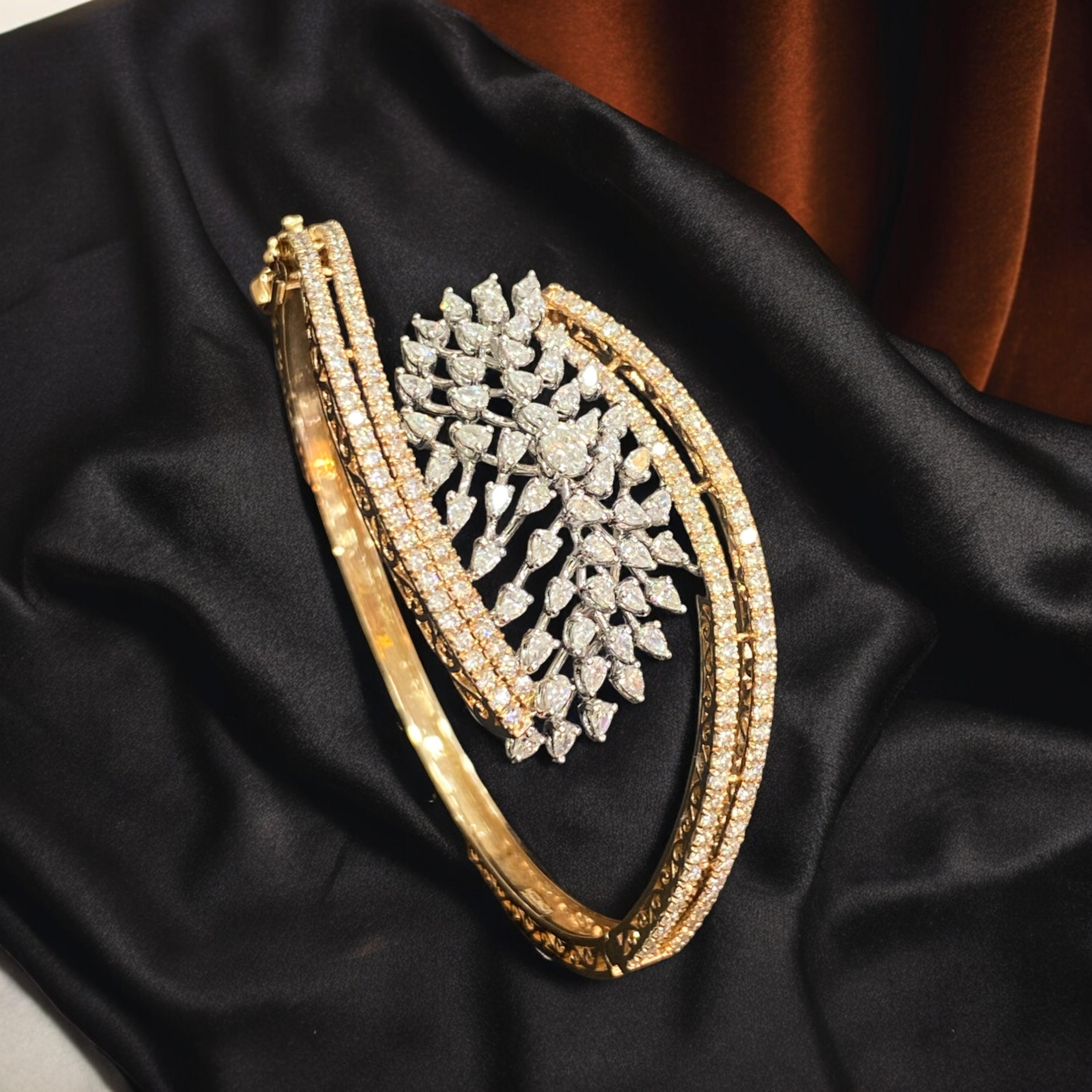 Contemporain Bracelet à charnières F/VS1 en or rose 14 carats avec diamants de forme ronde poire ovale pavés de 3,63 carats en vente