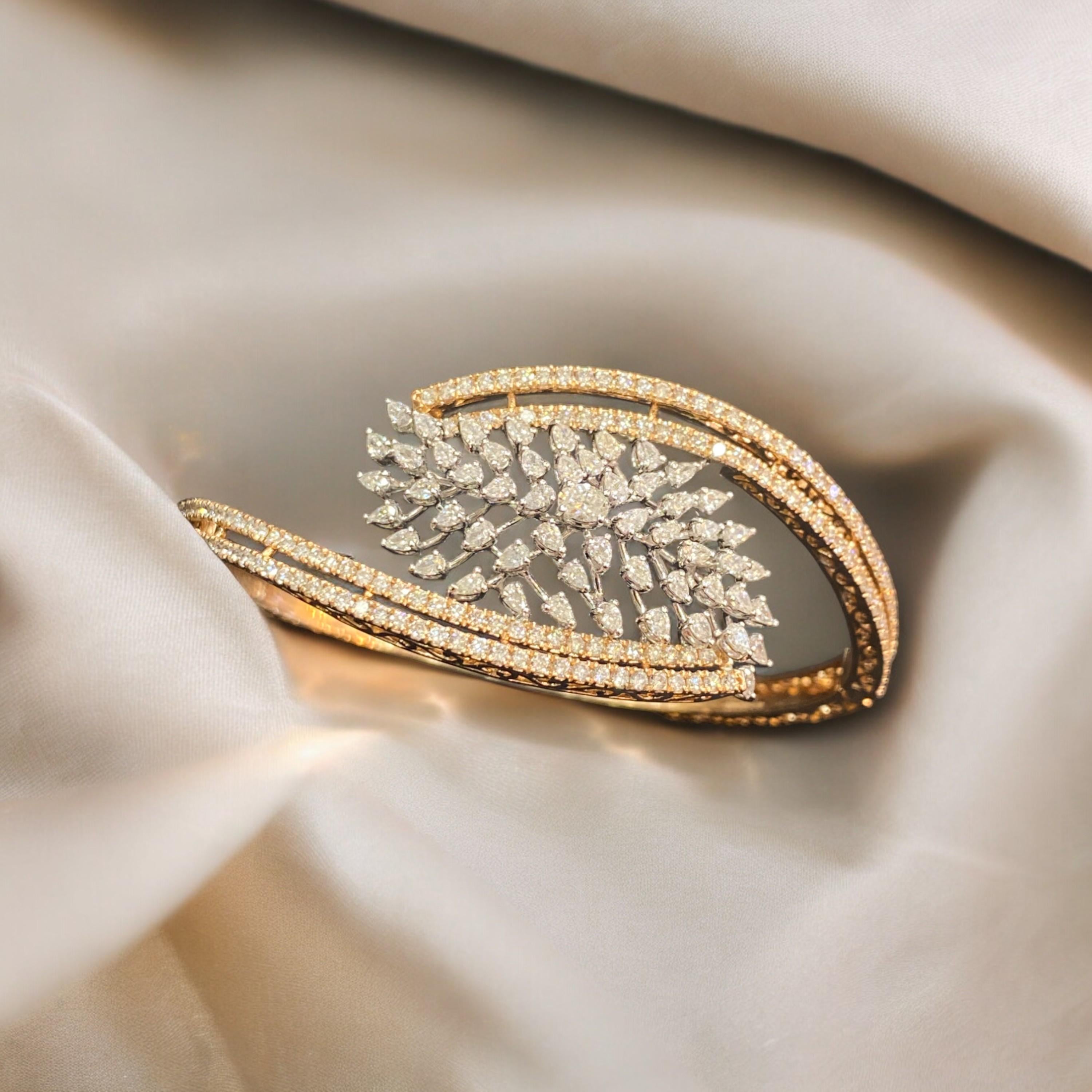 Taille ronde Bracelet à charnières F/VS1 en or rose 14 carats avec diamants de forme ronde poire ovale pavés de 3,63 carats en vente