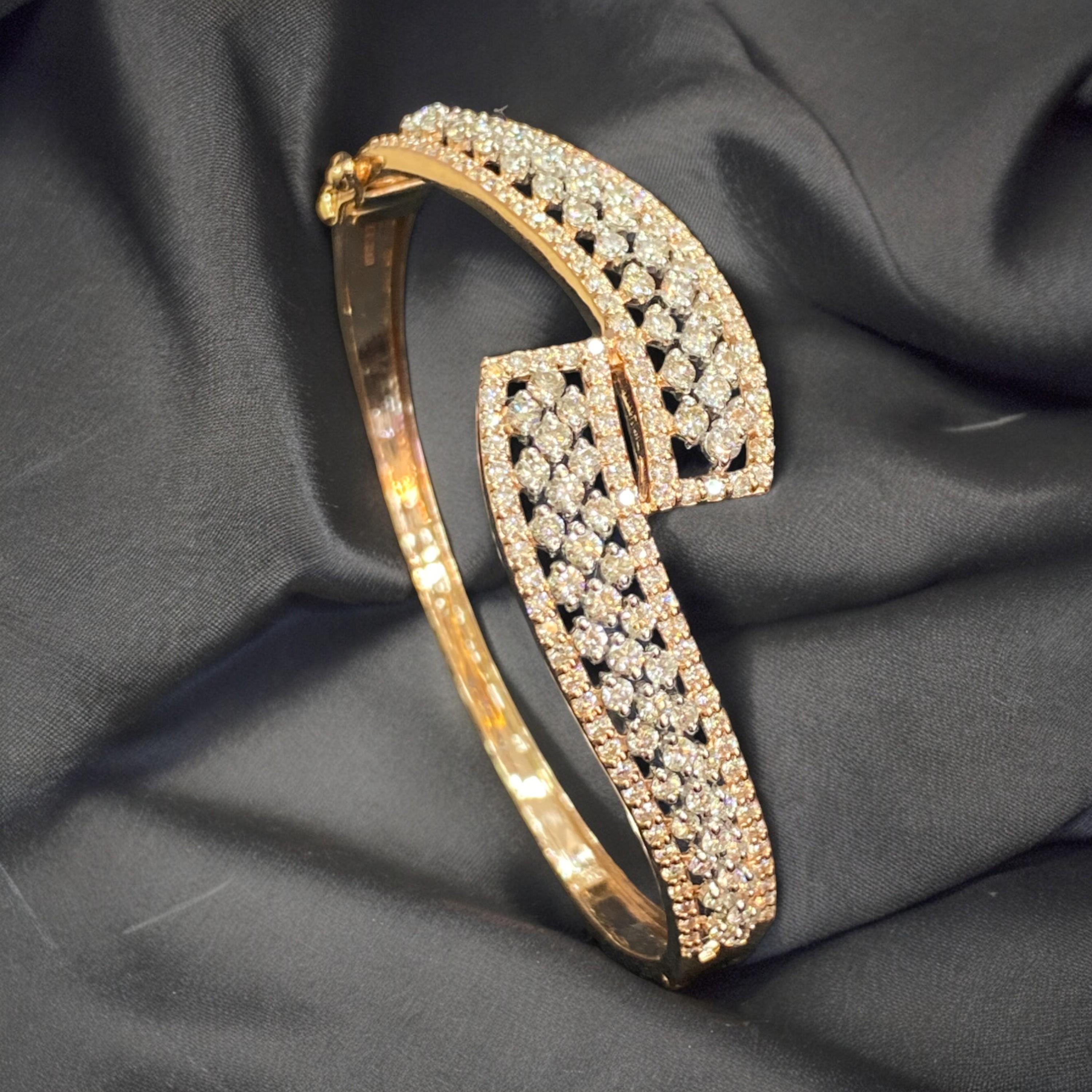 Dieses Armband aus 14-karätigem Roségold strahlt mit seinen schillernden 3,85 Karat Naturdiamanten Eleganz aus und passt perfekt zu Trachten!

Spezifikationen: 

Diamant Gewicht : 3.85 Karat
Diamantform : Rund
Diamant-Farbgrad : F
Diamant