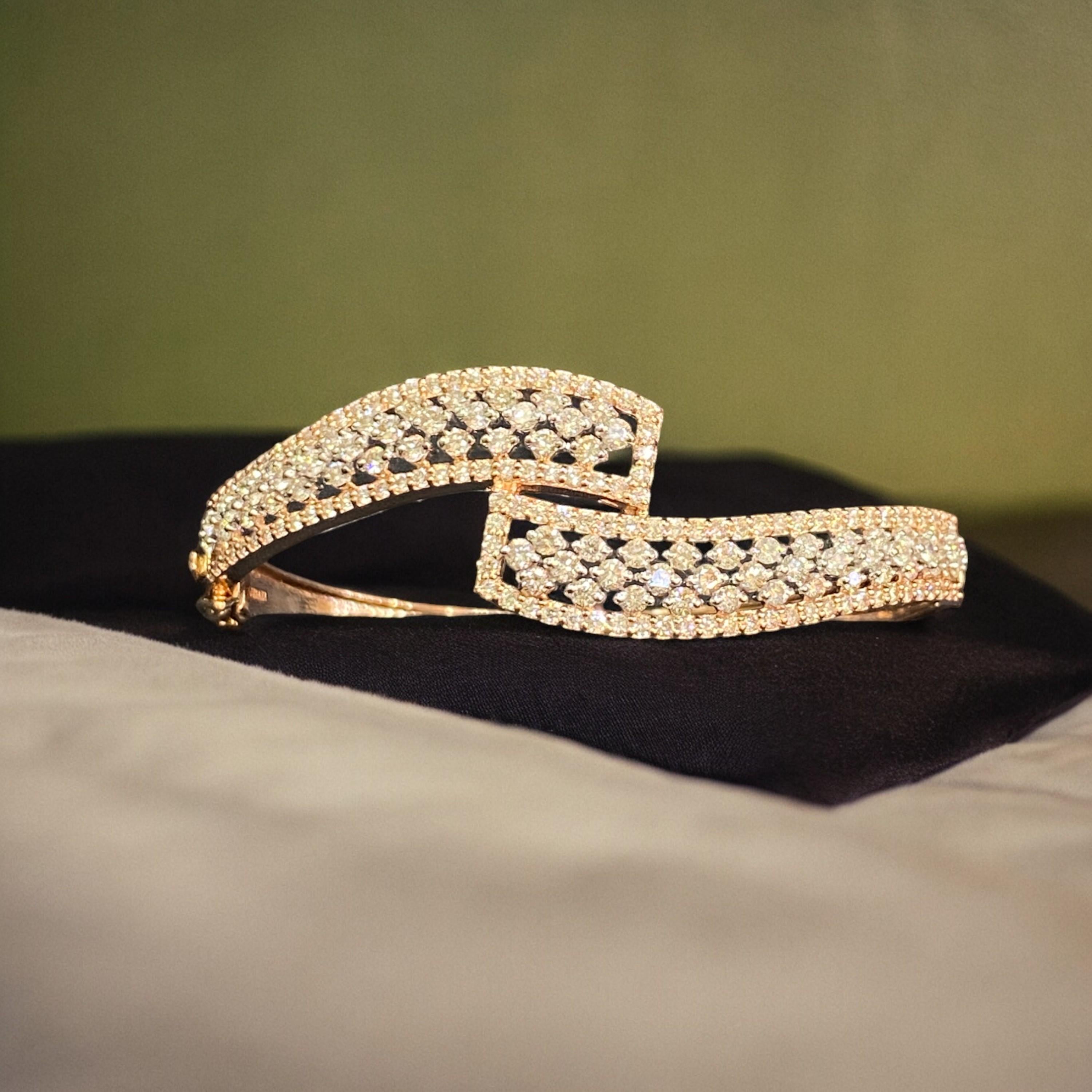 Armband aus 14 Karat Roségold mit 3,85 Karat natürlichen Diamanten im Brillantschliff F/VS1 (Zeitgenössisch) im Angebot