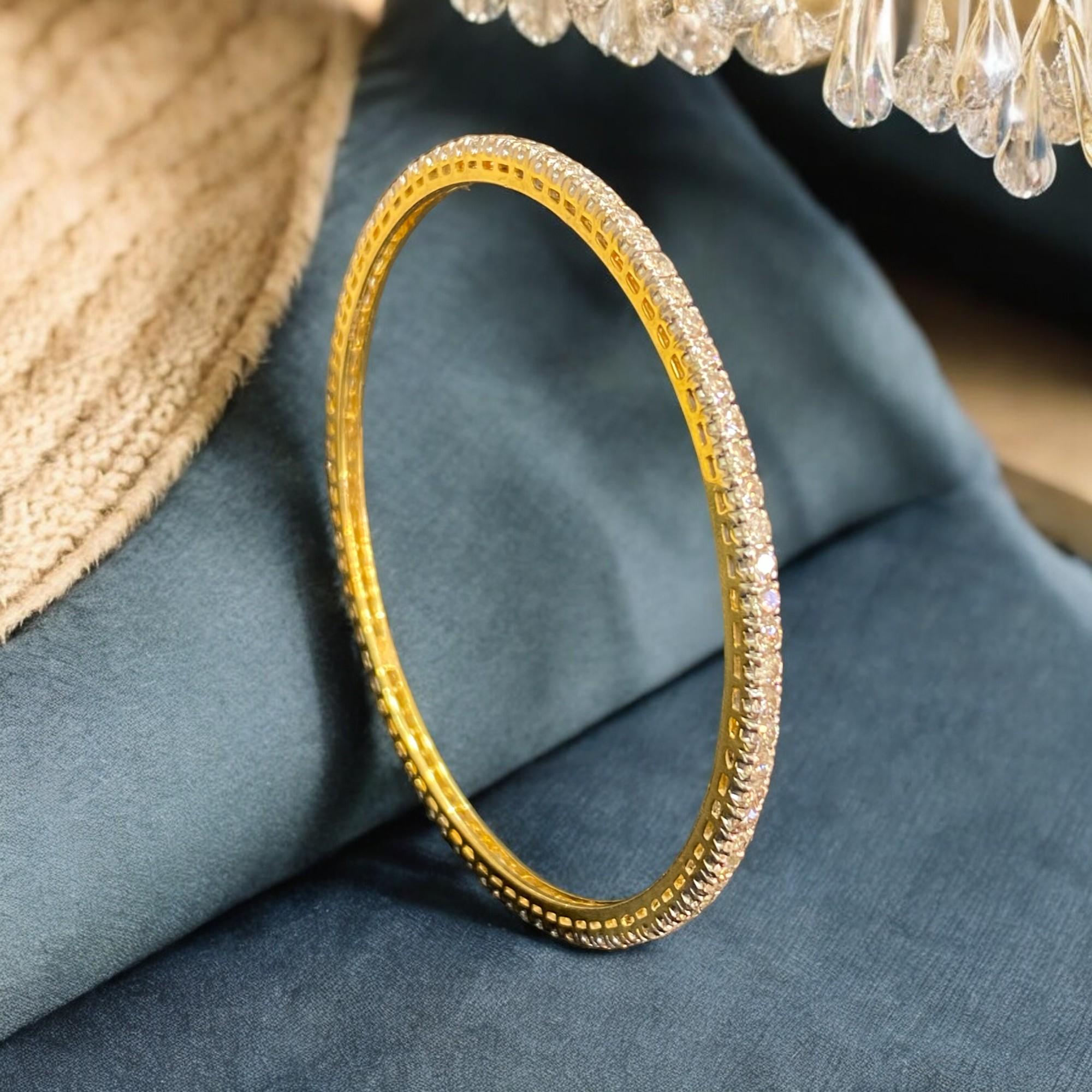 4.88 Cts F/VS1 Round Brilliant Cut Pave Diamonds Eternity Bangle in 18K Yellow Gold est une pièce magnifique parfaite pour les occasions spéciales telles que les fiançailles, les anniversaires et les anniversaires. Le bracelet présente des diamants