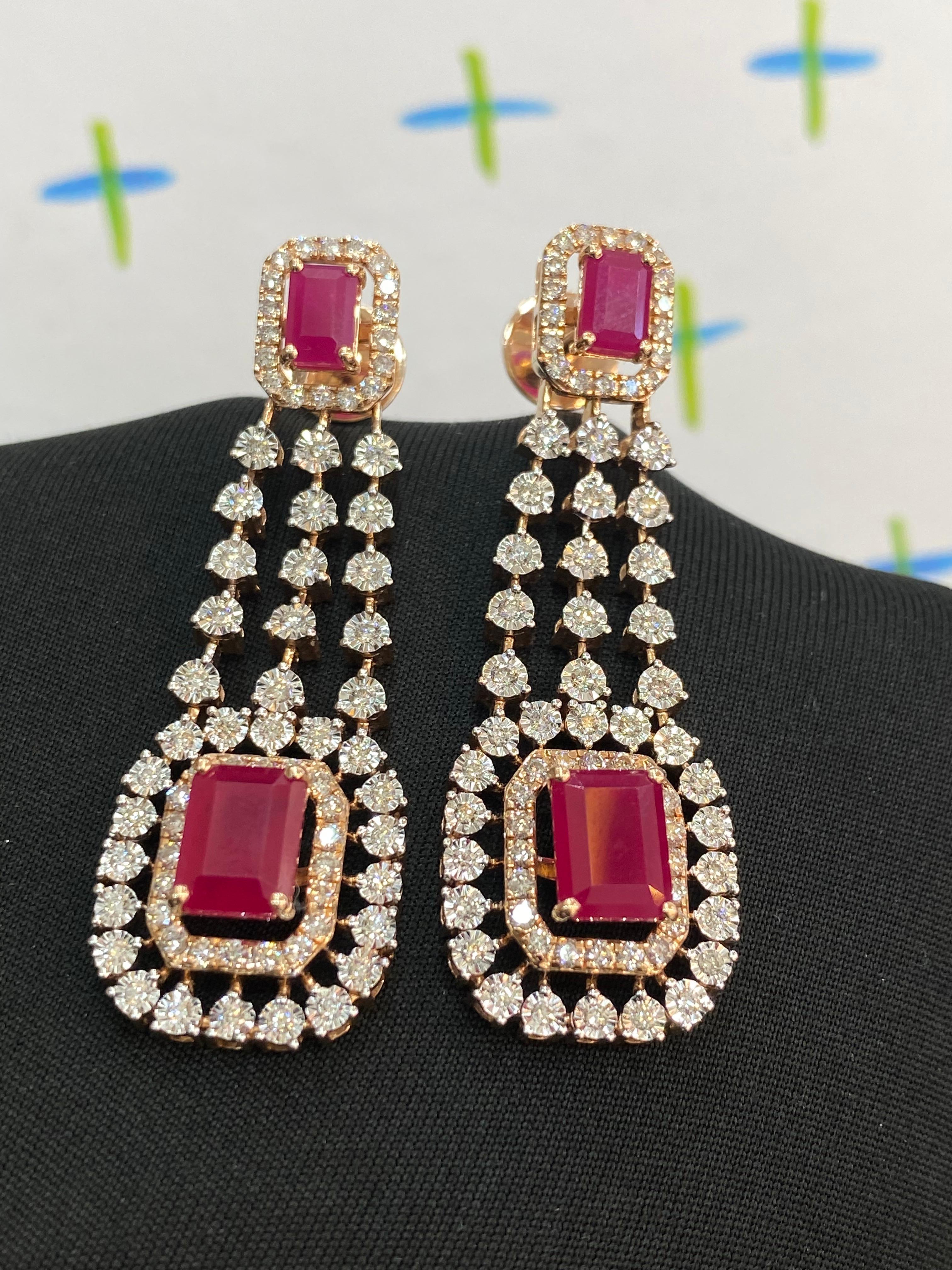 Valorizza il tuo abbigliamento tradizionale con questi squisiti orecchini in oro rosa 14K. Adornati da 1,80 carati di diamanti e da 3,60 carati di rubini, gli orecchini sono in grado di elevare qualsiasi ensemble con la loro