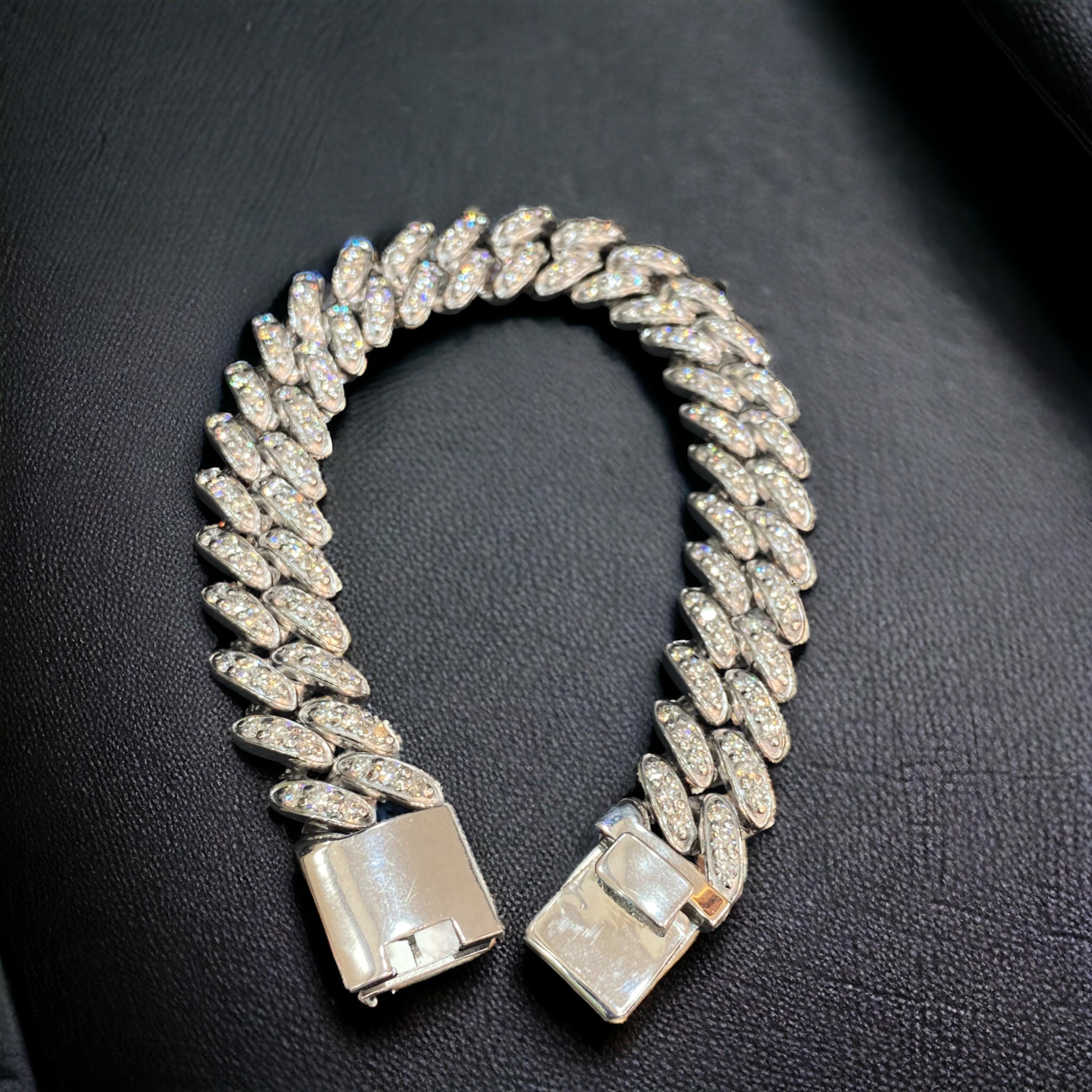 Una pulsera es muy especial, como esta pulsera de eslabones cubana para hombre de oro de 18 quilates con diamantes de 9,72 quilates. Seguro que saca esa sonrisa de un millón de dólares. ¡Esta belleza te hará sentir como la