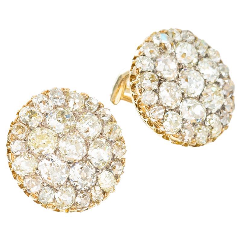 Antike kreisförmige Diamant-Ohrringe in Kuppelform, jeweils in Pavé-Fassung mit naturfarbenen Diamanten im Minenschliff. Handgefertigt aus 18k Gold.  Fünfzig Diamanten mit einem Gesamtgewicht von ca. 7,50 Karat (je 0,30-0,50 Karat). Französische