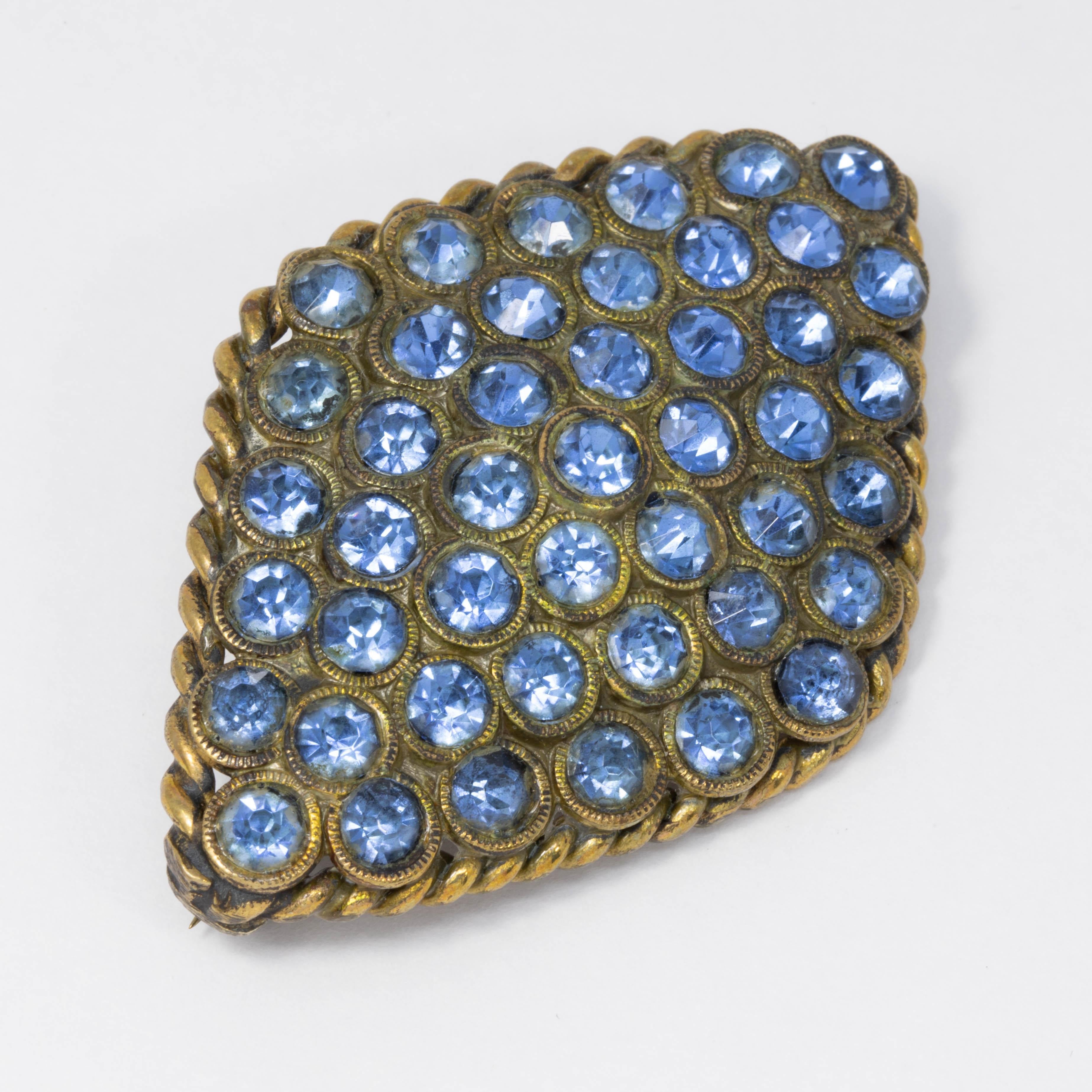 Des cristaux de verre scintillants de couleur aigue-marine sont sertis à la main dans une broche en forme de diamant en laiton. Un accessoire ancien et élégant !