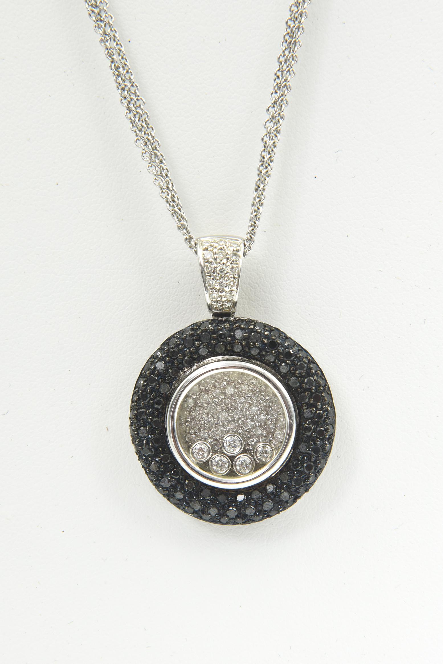 Collana con ciondolo in oro bianco con diamanti bianchi e neri fluttuanti in vendita 5