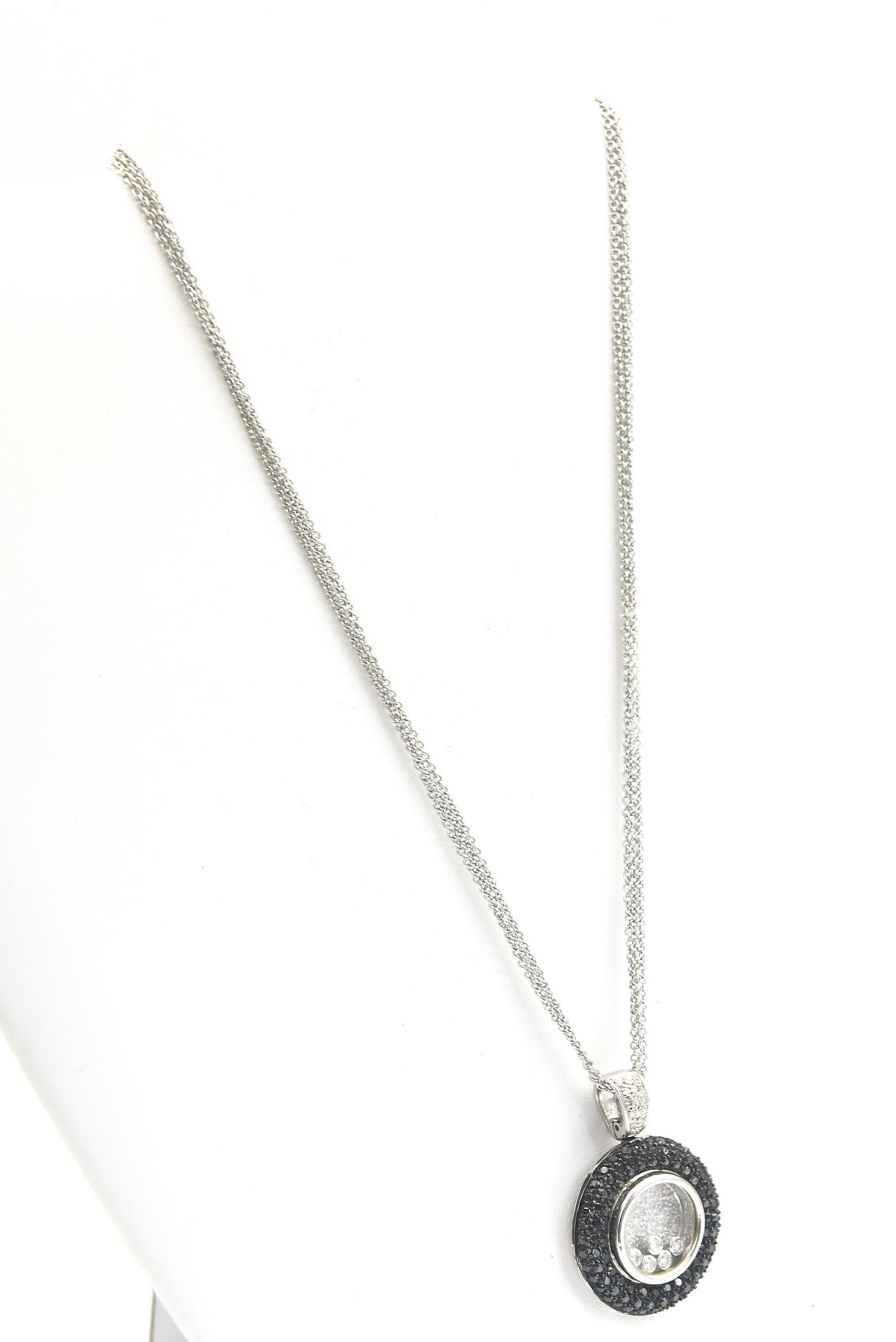 Collana con ciondolo in oro bianco con diamanti bianchi e neri fluttuanti in vendita 6
