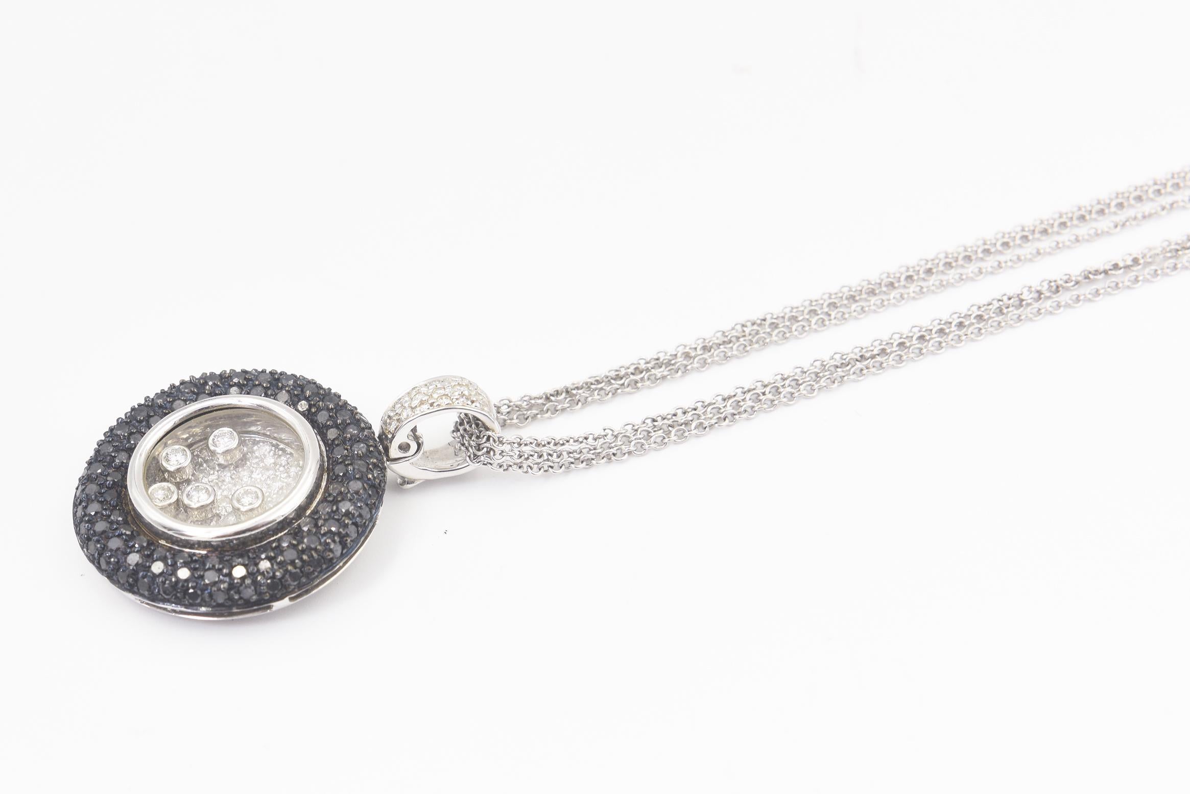Taglio rotondo Collana con ciondolo in oro bianco con diamanti bianchi e neri fluttuanti in vendita