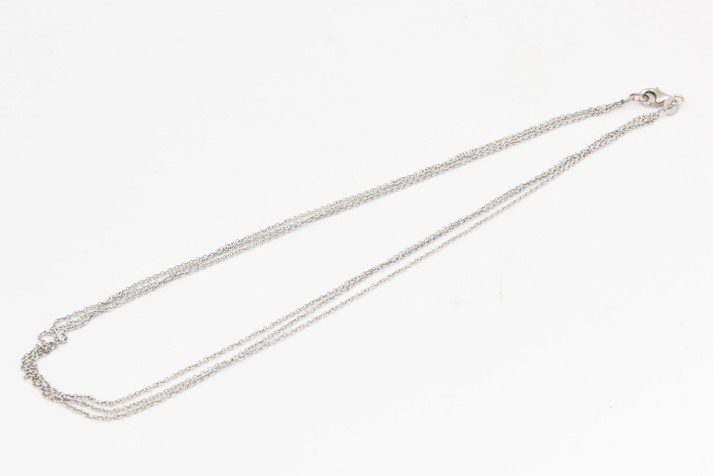 Collana con ciondolo in oro bianco con diamanti bianchi e neri fluttuanti in vendita 1