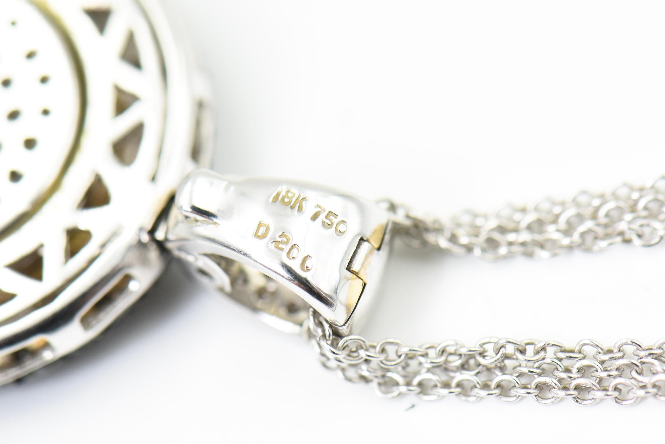 Collana con ciondolo in oro bianco con diamanti bianchi e neri fluttuanti in vendita 3