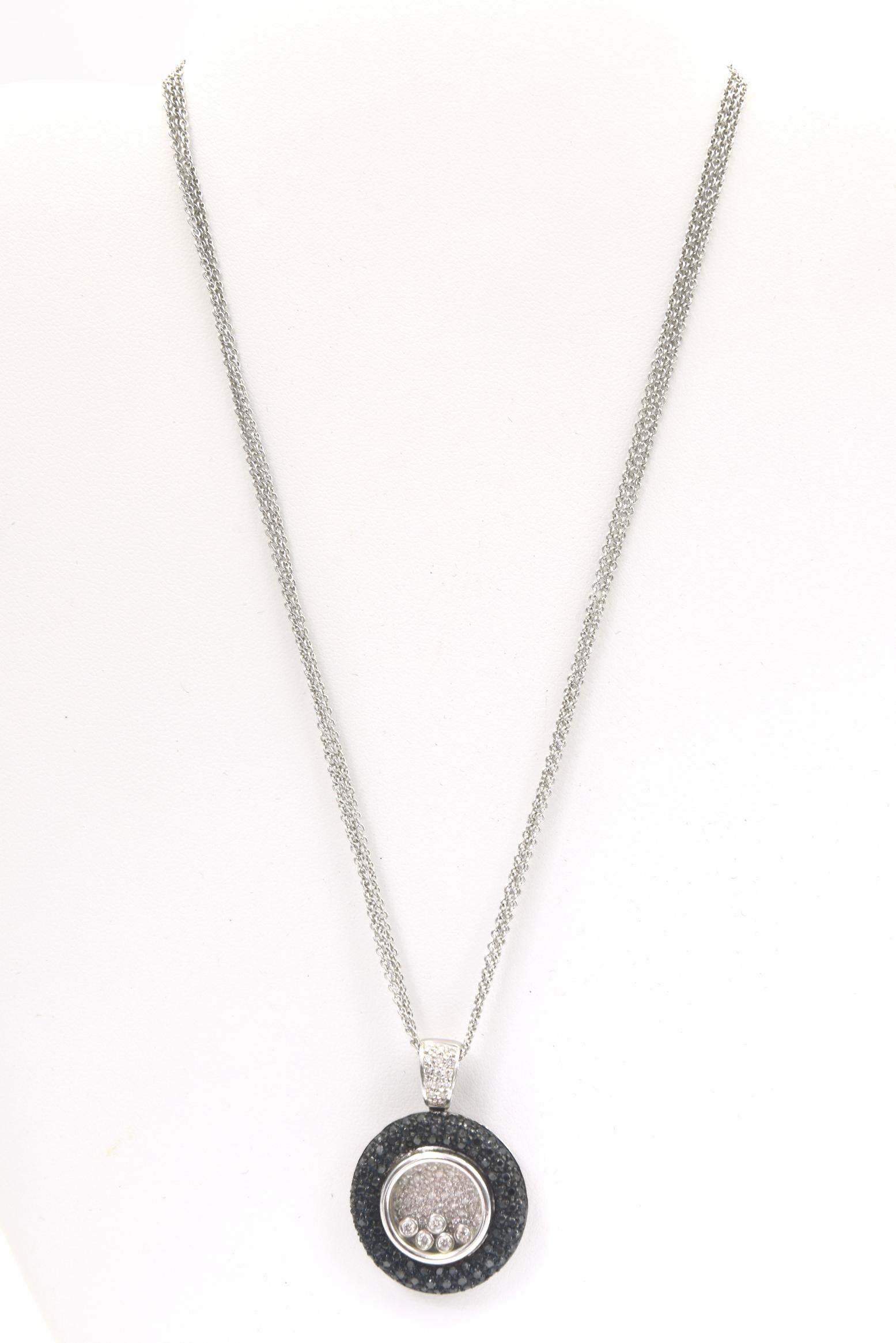 Collana con ciondolo in oro bianco con diamanti bianchi e neri fluttuanti in vendita 4