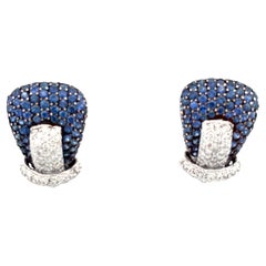 Boucles d'oreilles à boucle en or blanc 18 carats avec saphir bleu naturel et diamants
