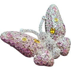 Broche papillon pavé de cristaux roses, jaunes et clairs dans une monture en argent