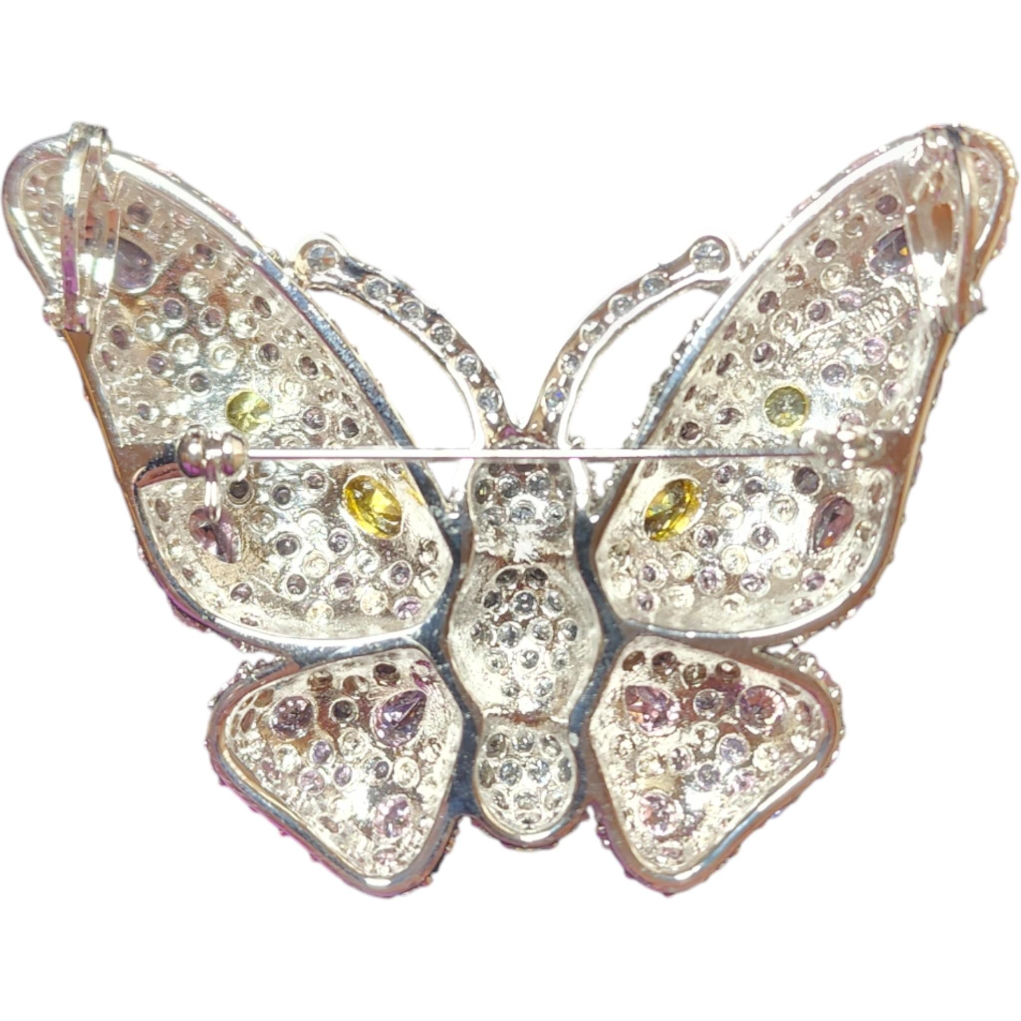 Broche Mariposa Pavé con Cristales Rosas, Amarillos y Transparentes en Engaste Plateado en Bueno estado para la venta en Milford, DE