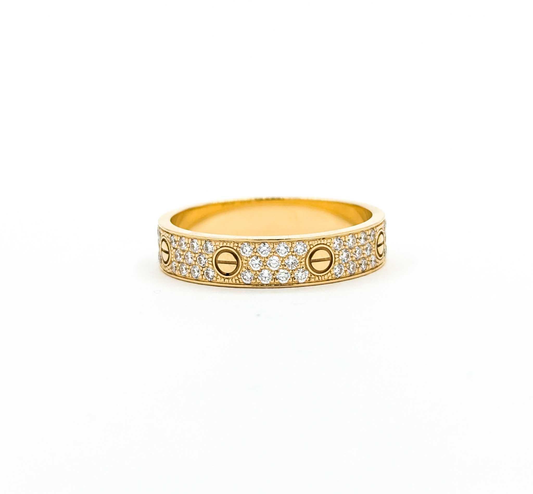 Este anillo está elaborado en oro amarillo de 18 quilates y presenta un pavé de diamantes, con un diseño de compromiso y amor cartier. Los diamantes redondos suman 0,31ctw, casi incoloros con claridad VS.

El anillo es actualmente de la talla 10,75.