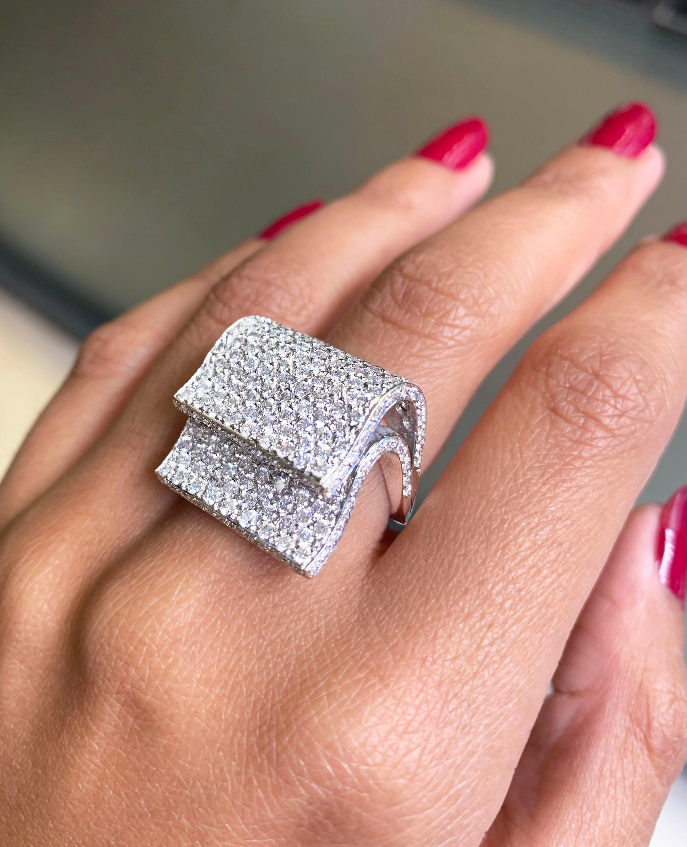 Anello Cocktail con pavé di diamanti in oro bianco 18 carati In condizioni buone in vendita a London, GB