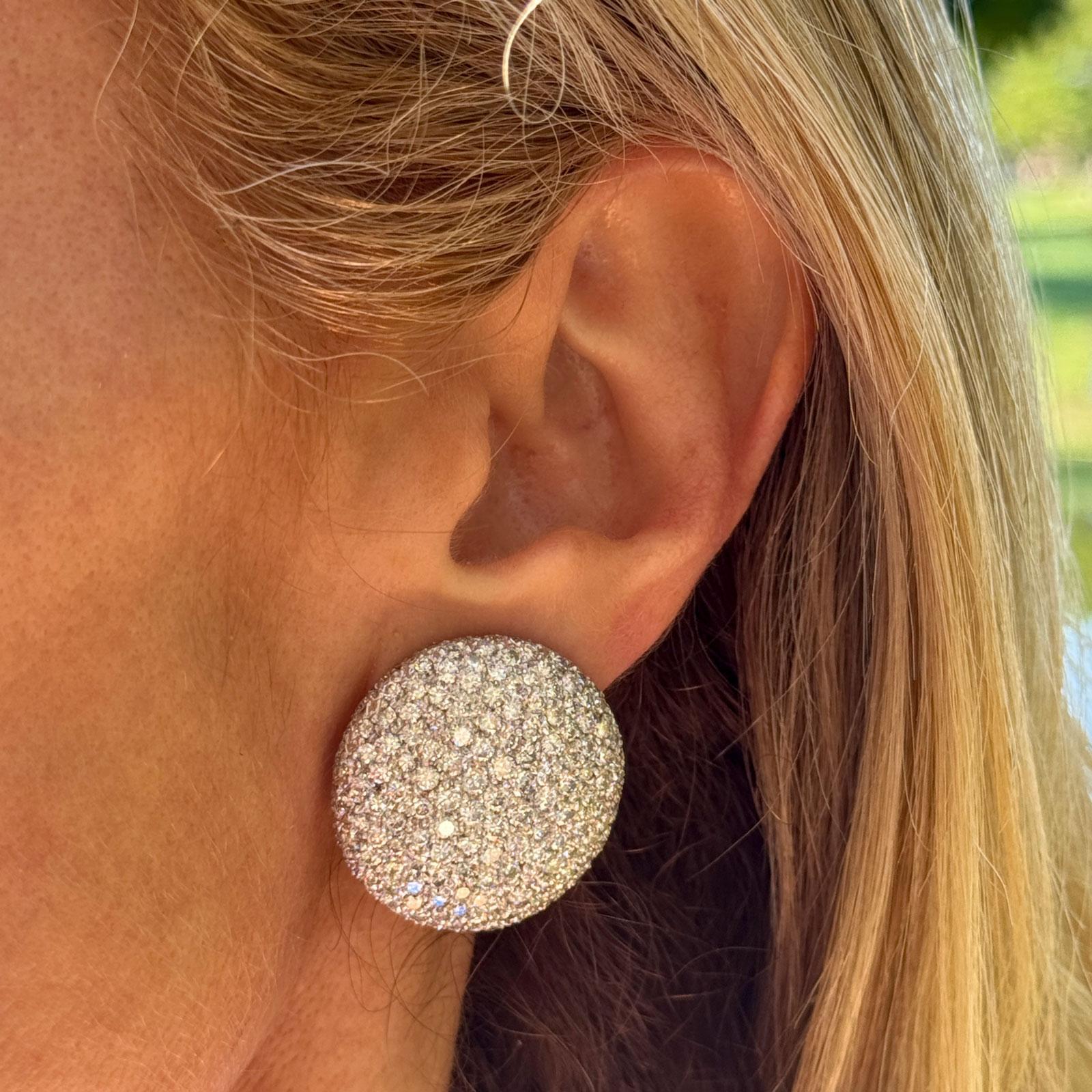 Ces éblouissantes boucles d'oreilles boutons ronds en or blanc 18 carats présentent un total approximatif de 10 carats de diamants ronds de taille brillant sertis en pavé, classés G-H pour une brillance proche de l'incolore et SI pour la clarté,