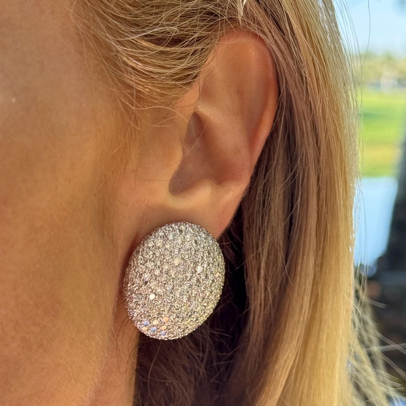 Taille brillant Boucles d'oreilles à bouton en or blanc 18 carats Pavé de diamants ronds en vente