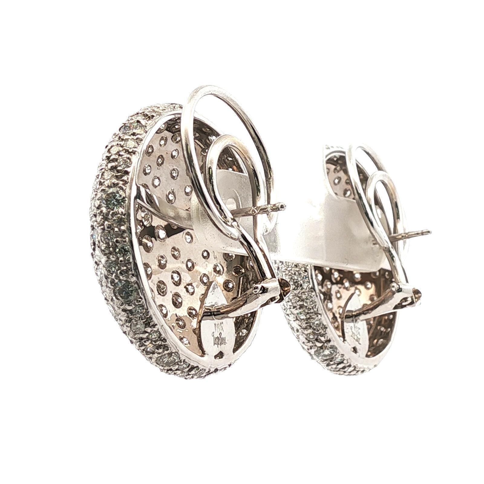 Boucles d'oreilles à bouton en or blanc 18 carats Pavé de diamants ronds Excellent état - En vente à Boca Raton, FL