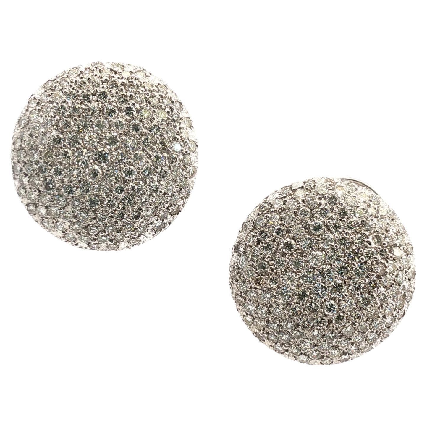 Boucles d
oreilles à bouton en or blanc 18 carats Pavé de diamants ronds en vente